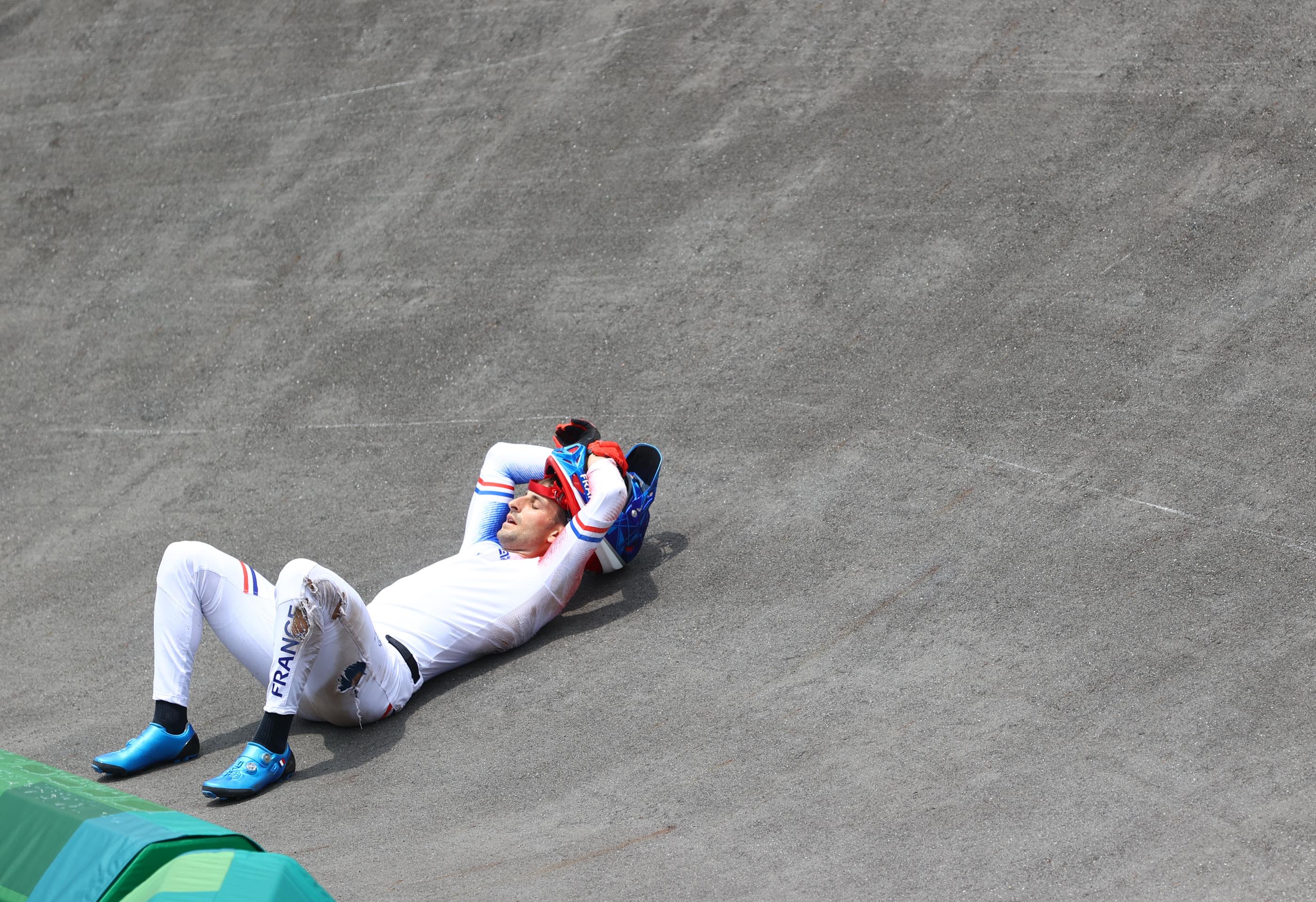 Tokyo, le 30 juillet 2021. Alors qu'il roulait vers sa première médaille olympique, Joris Daudet a chuté seul à l'entrée du dernier virage de la finale. REUTERS/Matthew Childs