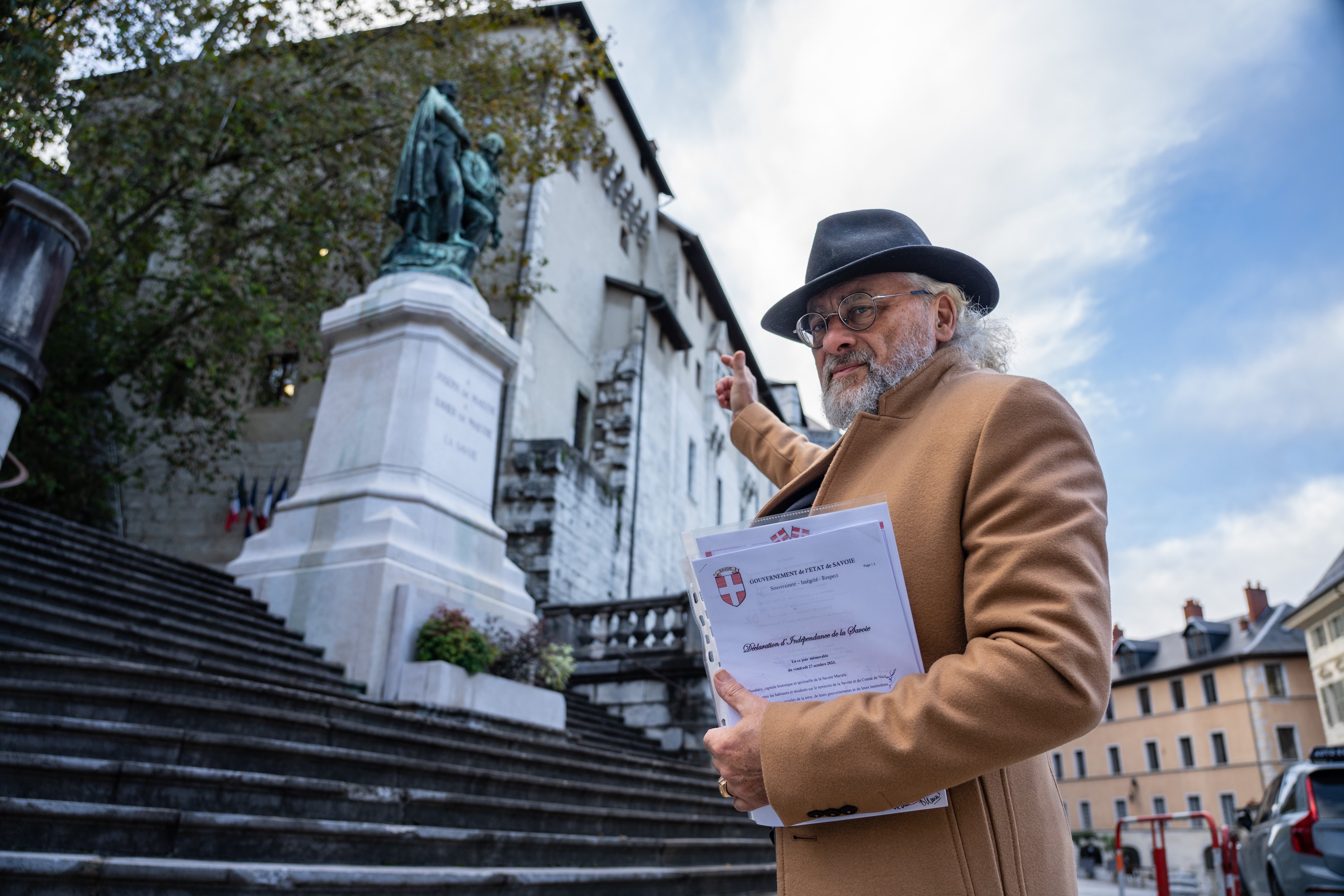 Thierry Bécourt, président du «Conseil gouvernemental de la Savoie», devant le château des Ducs de Savoie où il souhaite siéger. LP/Thomas PUEYO