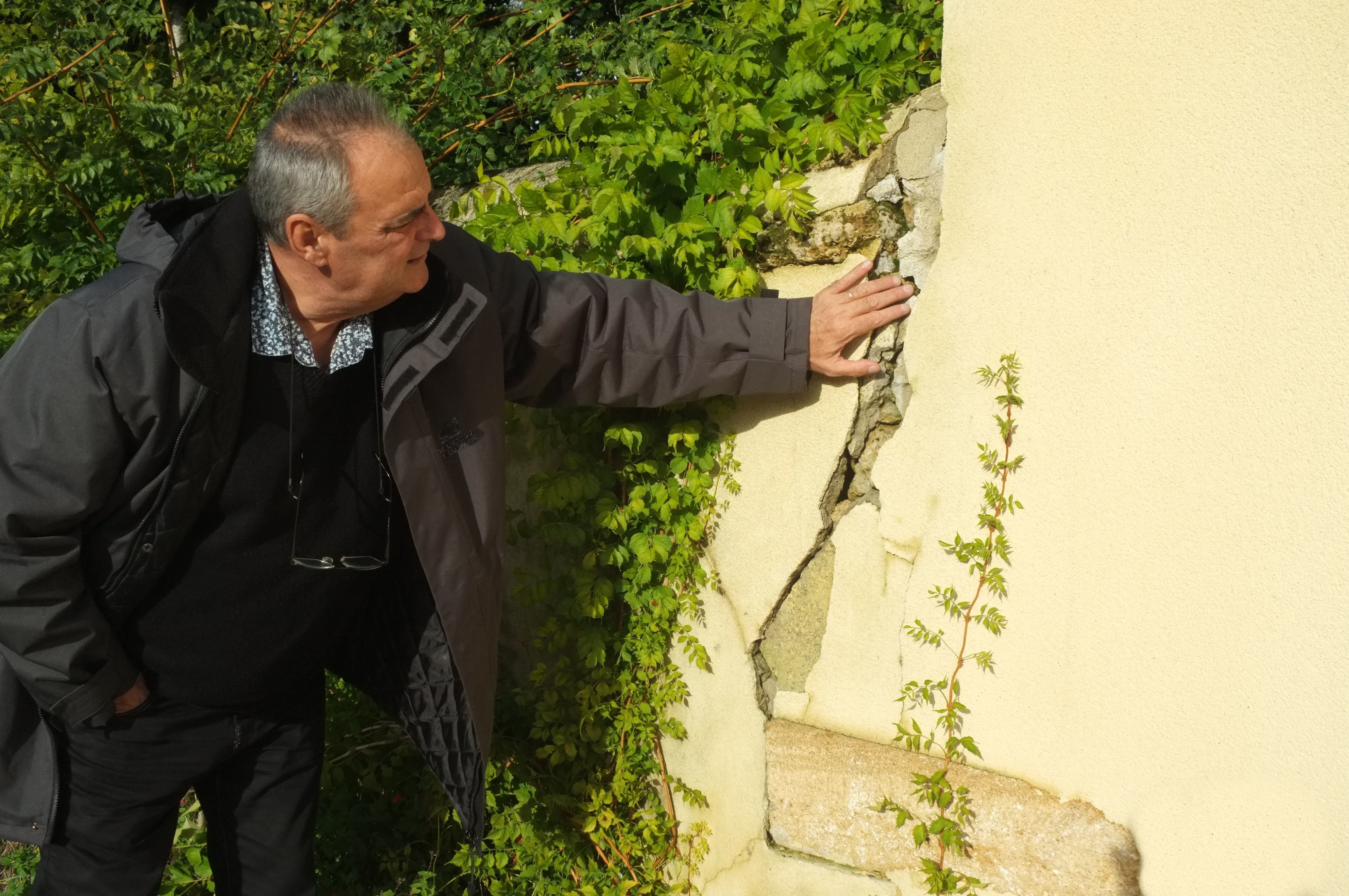 Le maire de Dollon (Sarthe), Xavier Jamois, président de l'association des communes de la Sarthe pour les victimes du retrait-gonflement des argiles, mesure chaque jour un peu plus l'ampleur des dégâts. LP/Michel Dalloni
