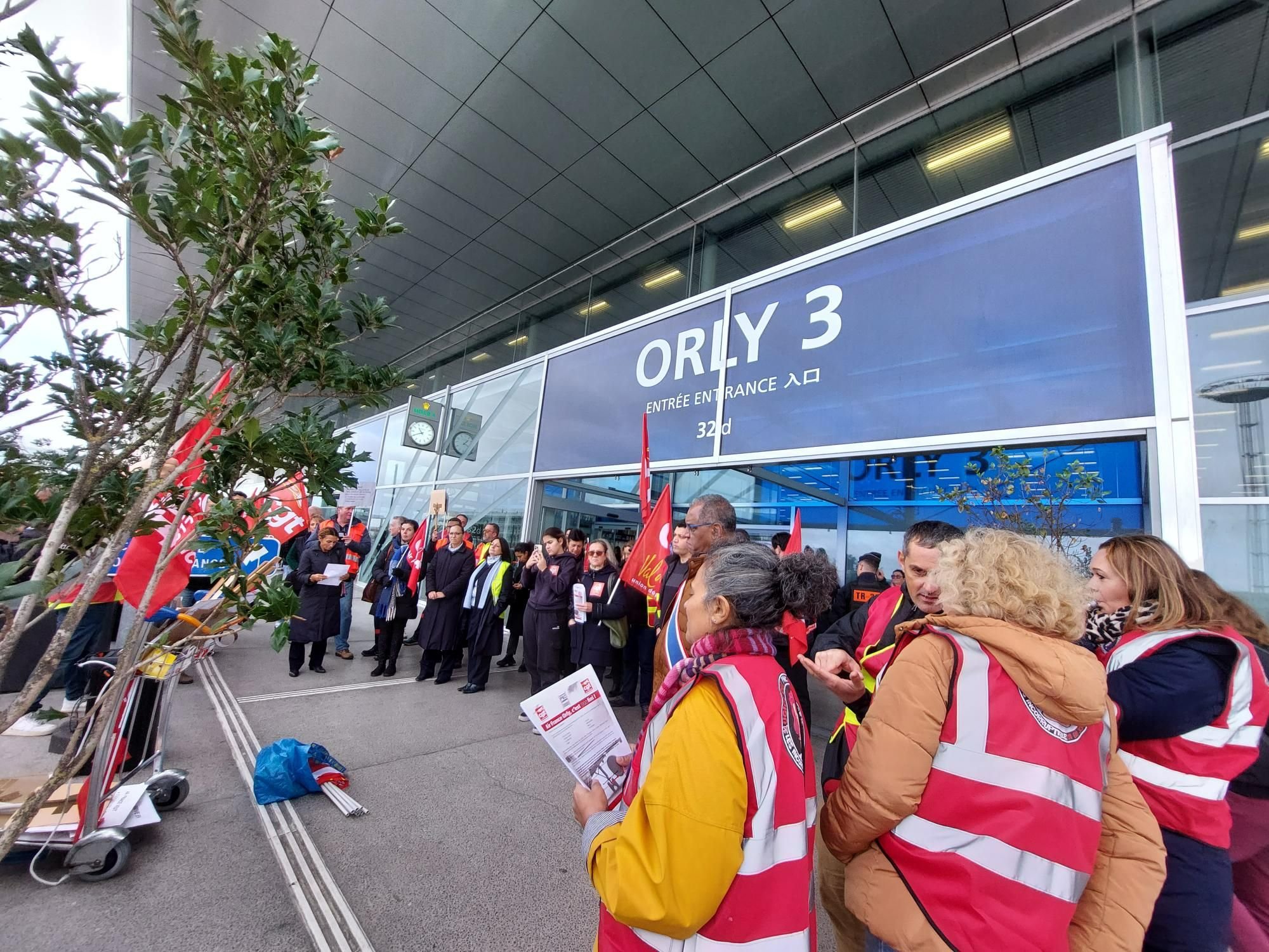 Orly 3, le 10 novembre 2023. Une quarantaine de salariés d'Air France a manifesté contre le départ de l'entreprise pour l'aéroport de Roissy. LP/Laure Parny