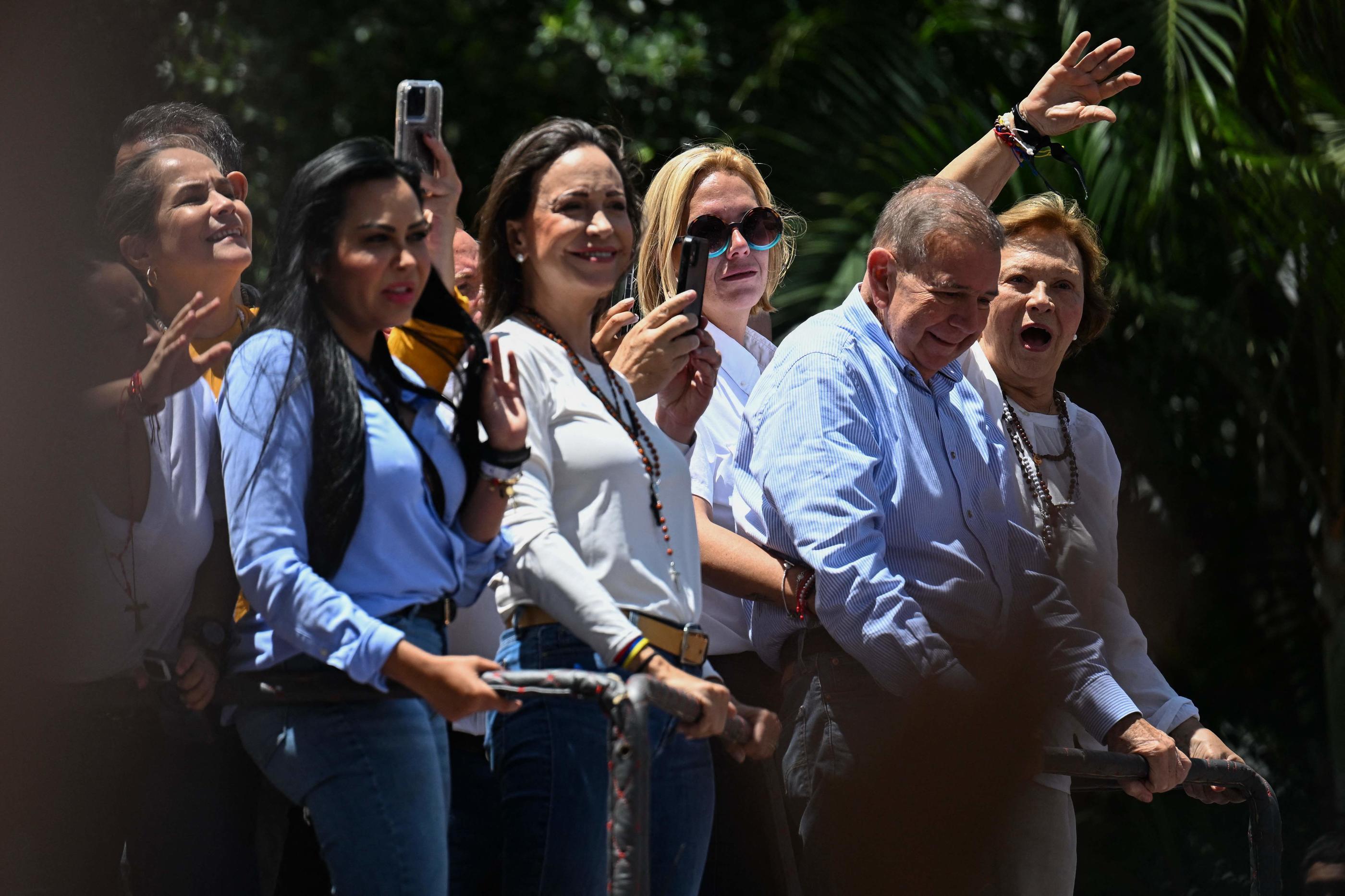 La cheffe de l'opposition Maria Corina Machado à Caracas le 30 juillet 2024, aux côté du candidat Edmundo Gonzalez Urrutia. AFP/Juan Barreto