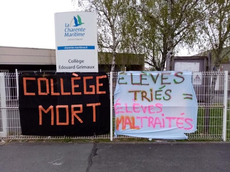 Depuis plusieurs jours, comme ici au collège Grimaux de Rochefort, les banderoles appellent à manifester contre la réforme du choc des savoirs./DR/Delphine Martin