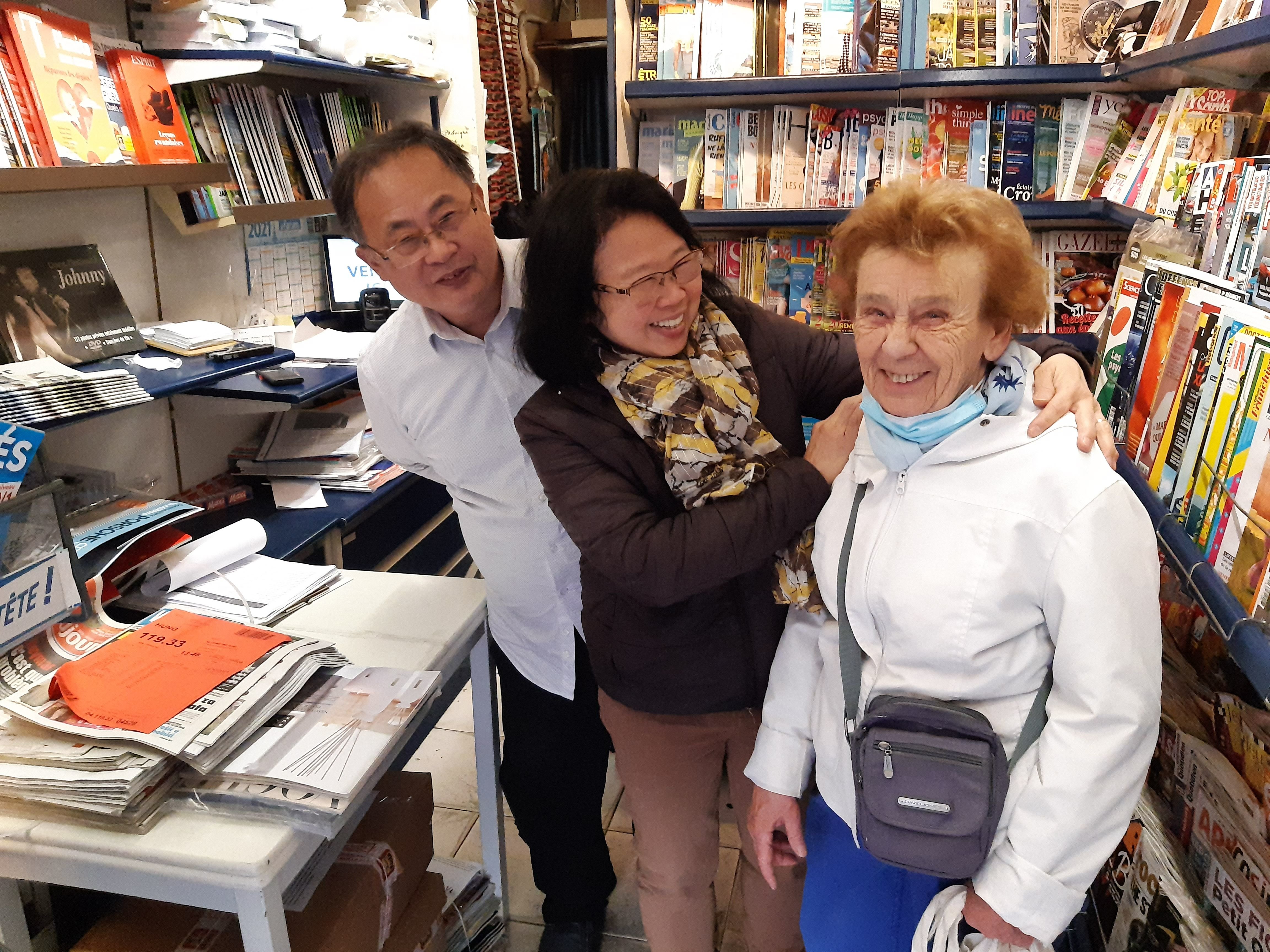 Christine et Jean-François Hung ont tenu pendant 33 ans un magasin de journaux dans la rue du Capitaine-Dreyfus, à Montreuil. Leur départ à la retraite suscite de l'émoi parmi leurs clients, comme Jeanine. LP/E.M.