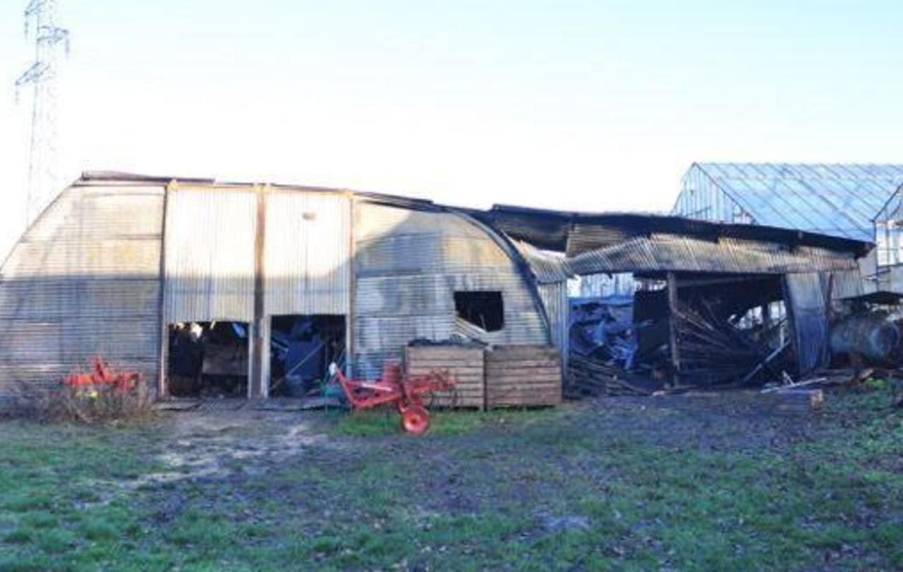 <b></b> Avrainville. L’incendie qui s’est déclaré le 16 décembre dernier a ravagé le hangar où étaient entreposés les machines agricoles, du matériel et le stock de fleurs séchées.