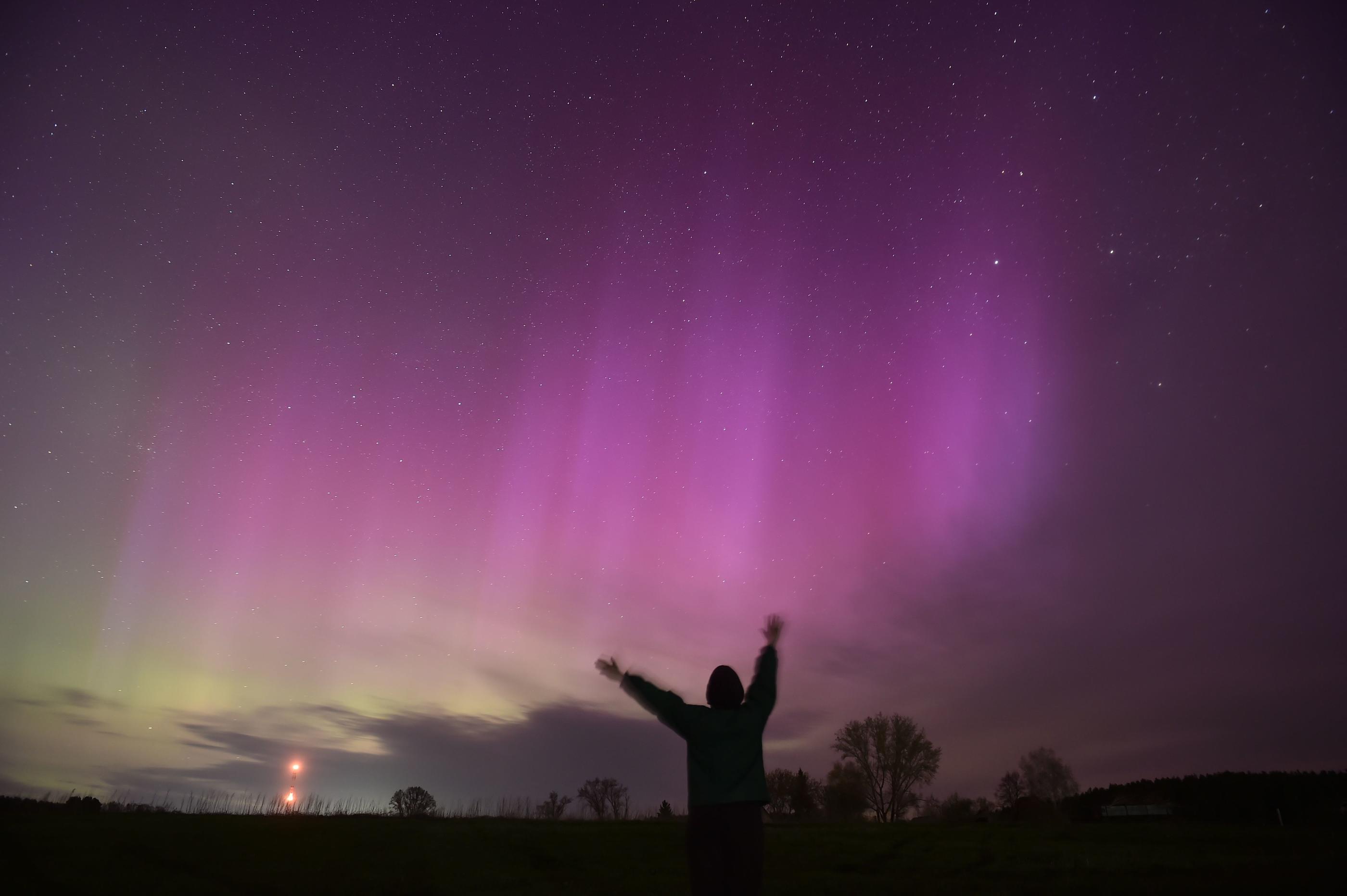 Pour le deuxième soir de suite, des aurores boréales étaient observables à divers endroits du monde comme ici, en Russie. AFP/ladimir NIKOLAYEV
