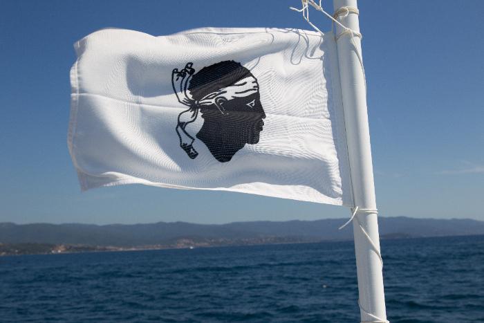 Le drapeau corse, symbole de l'Île de Beauté
