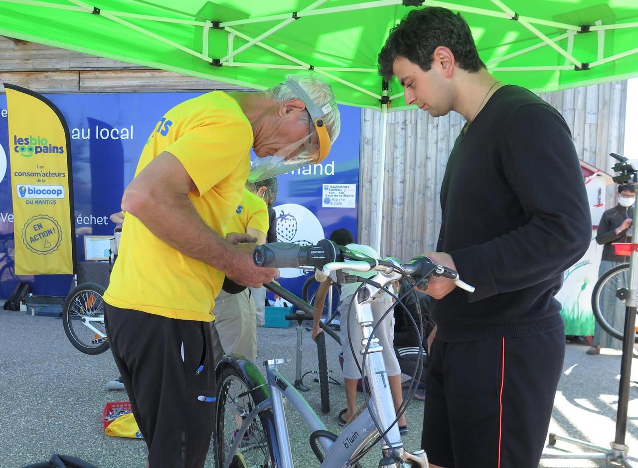 <b></b> Epône, ce samedi. Un atelier gratuit de réparation de vélo ouvert a été organisé par les bénévoles de l’association des Biocoopains du Mantois. 