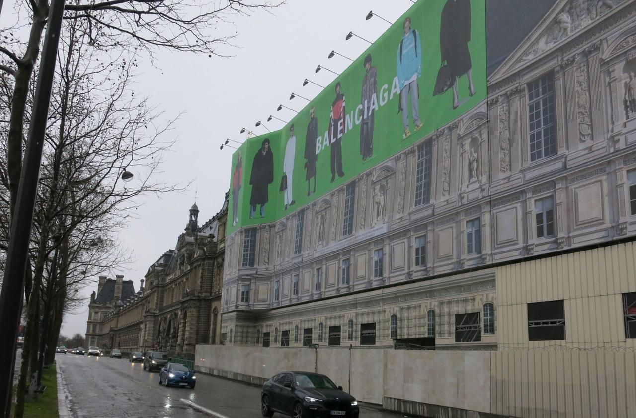 <b></b> Quai François-Mitterrand, Paris (Ier). Exterion Media n’a pas remporté le marché de l’affichage publicitaire à Paris mais dispose tout de même de « beaux emplacements » dans la capitale comme la toile géante qui masque le chantier du Louvre.
