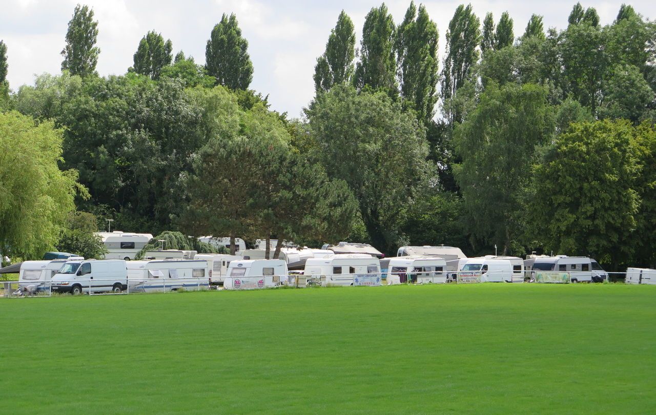 <b>Illustration.</b> Le camp de 120 caravanes est pour l’instant installé le long de la D 10, à Tournan. 