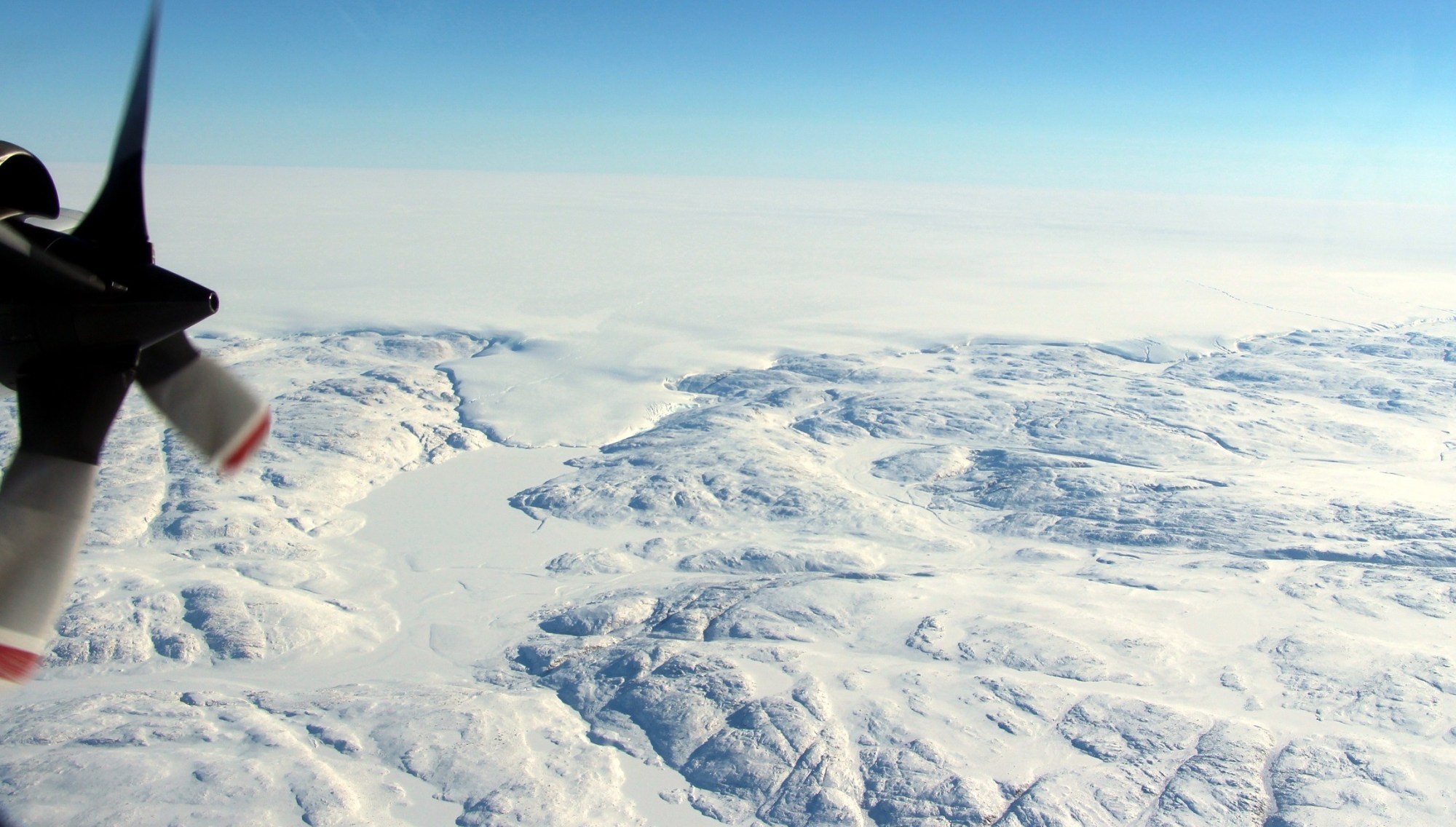 Les partisans de la théorie d'un impact cométaire survenu il y a 13 000 ans considèrent le cratère Hiawatha, découvert sous la glace du Groenland en 2018, comme un vestige possible. NASA/John Sonntag