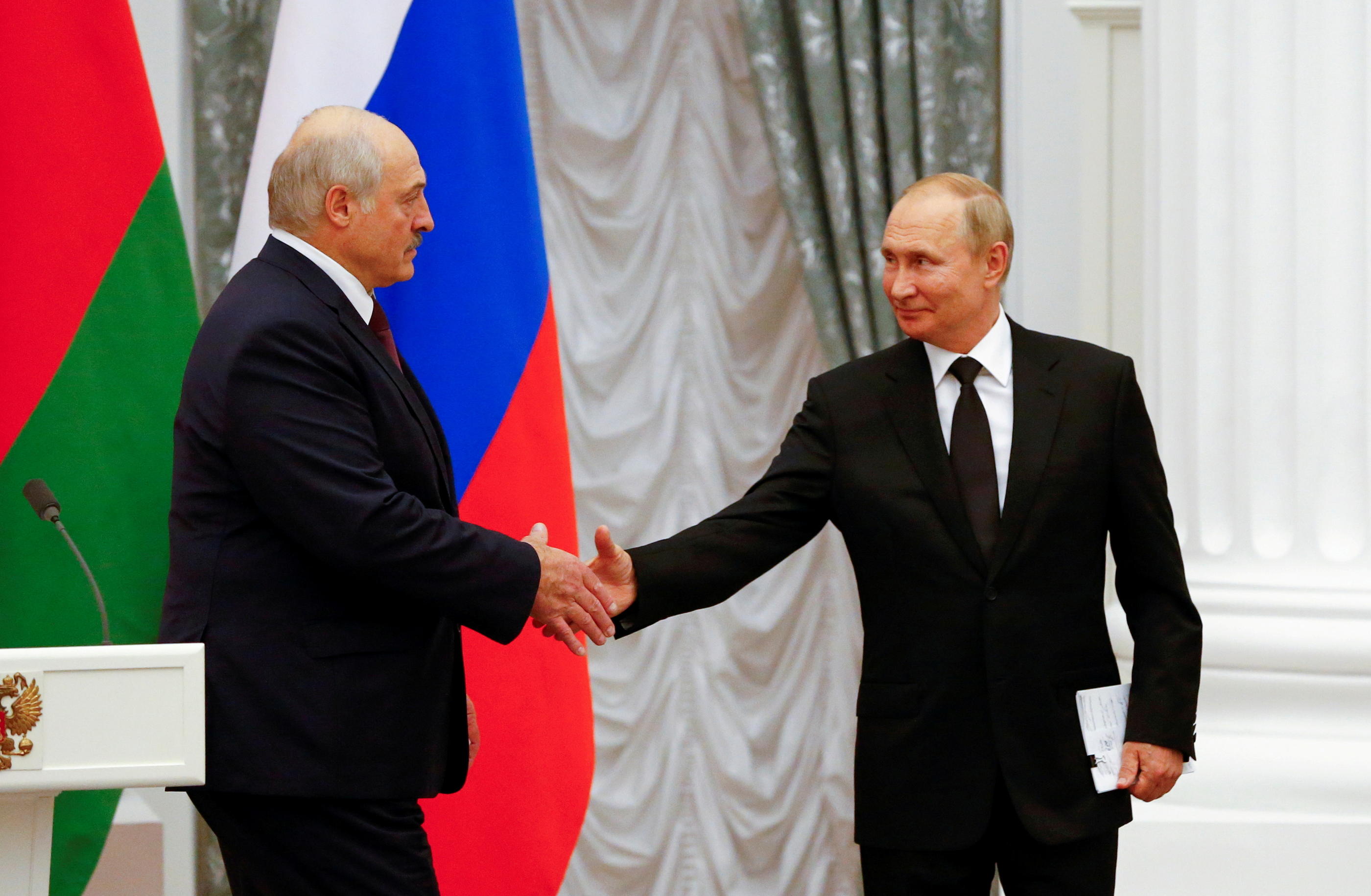 Le président russe, Vladimir Poutine (à dr.), et son homologue biélorusse, Alexandre Loukachenko (à g.), à Moscou, le 9 septembre 2022. Reuters/Shamil Zhumatov