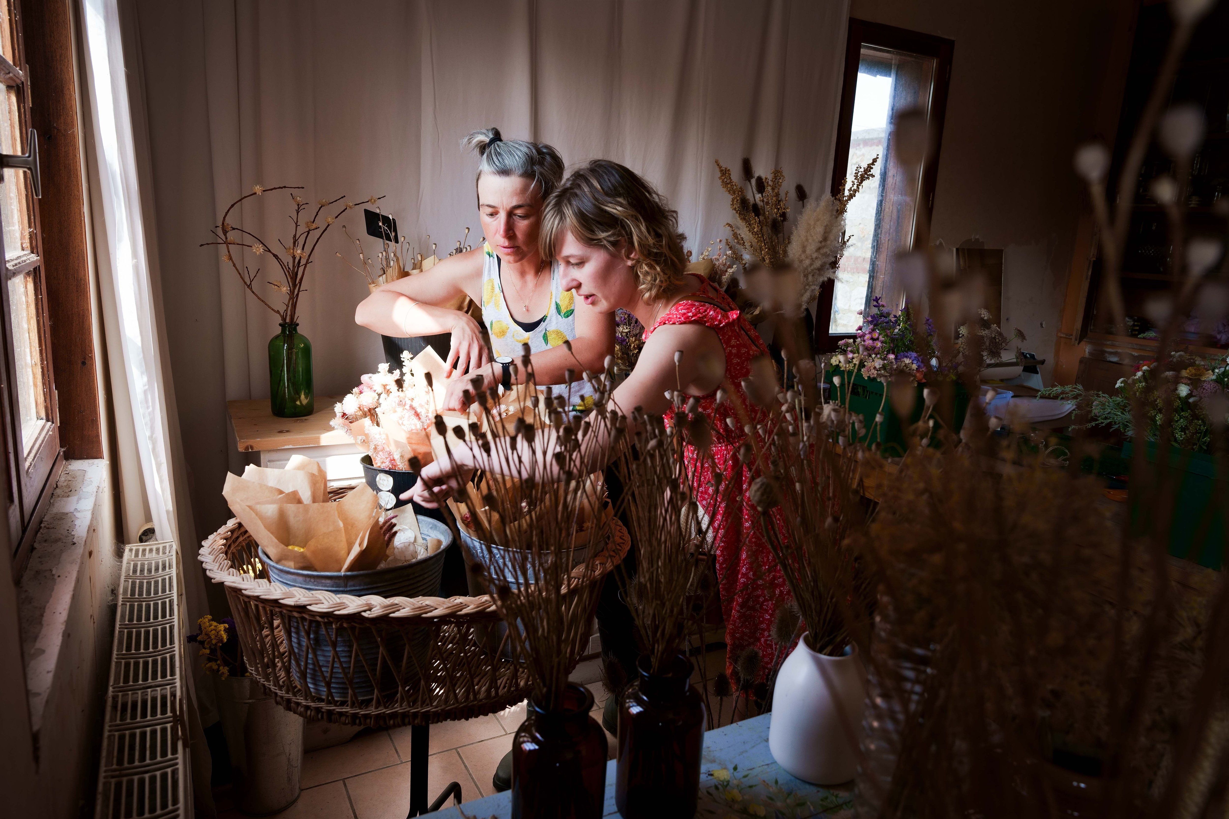 Dans sa ferme florale de Vannecrocq, Stéphanie propose tous les vendredis soir fleurs fraîches ou séchées de saison. Elle compose aussi des bouquets à la demande toute l'année. LP/Julie Guesdon