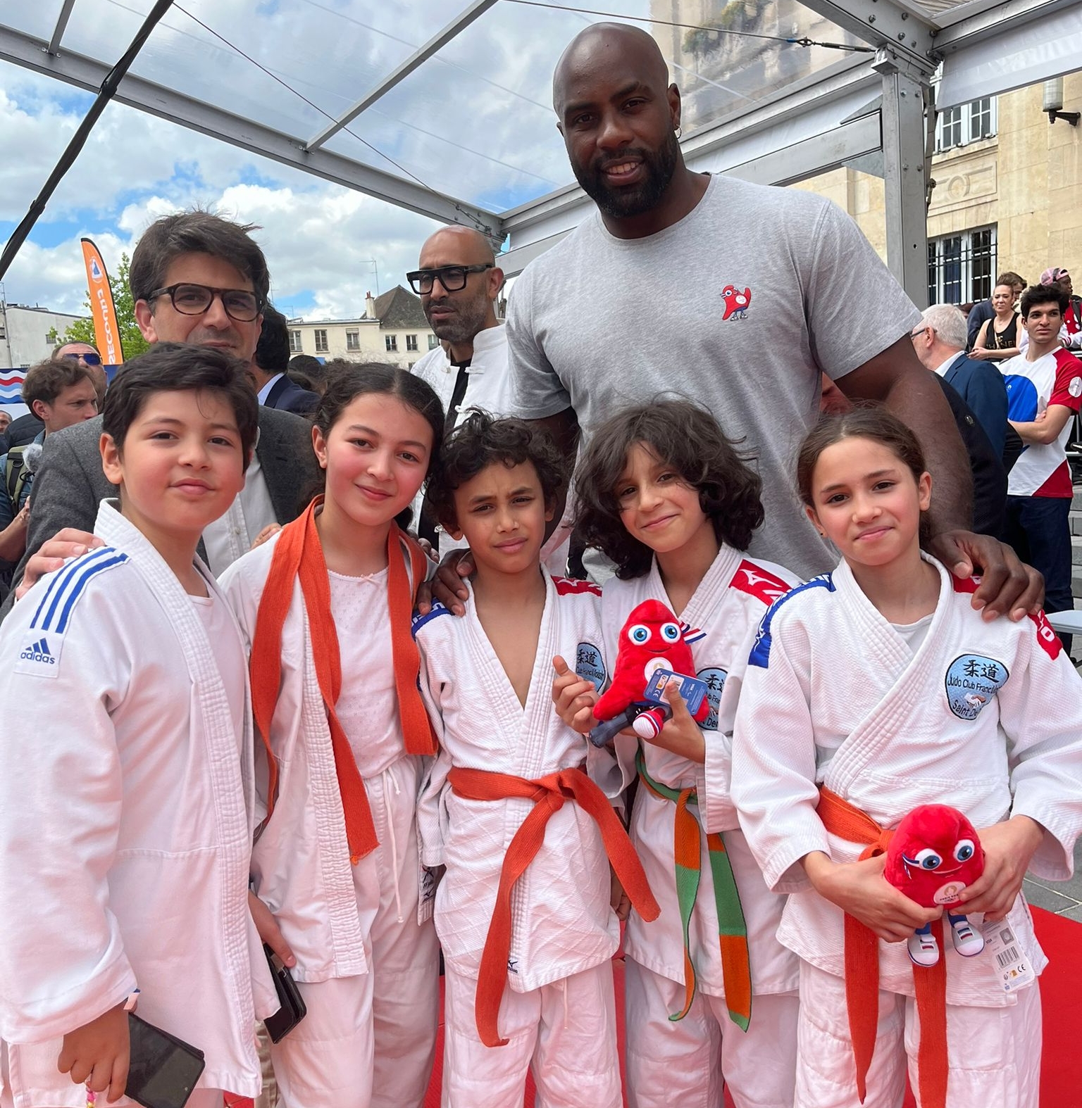 Teddy Riner avec ses fans, ce mercredi 5 juin, à Saint-Denis. LP/S.L.