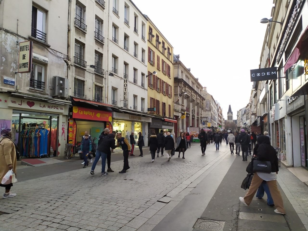 Saint-Denis, le 17 mars 2023. La rue de la République est une des principales artères du centre-ville. LP/P.K.