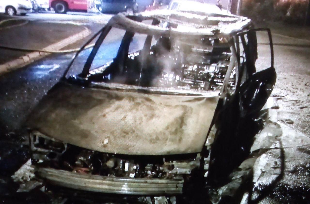 <b></b> Quincy-sous-Sénart (Essonne), le 21 septembre 2020. Malgré l’intervention des pompiers, la Renault Espace a entièrement brûlé rue Jean-Baptiste-Corot.