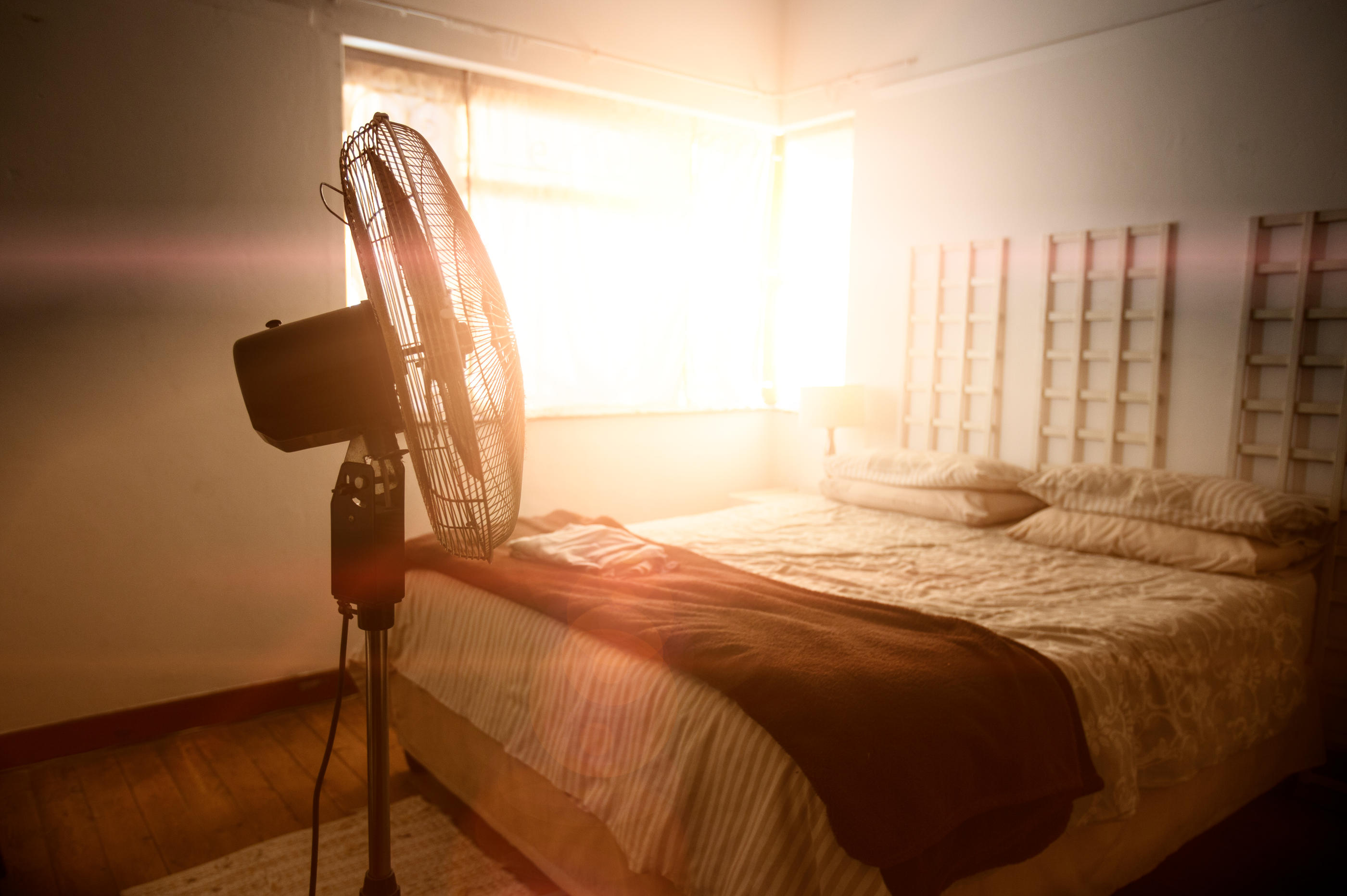 Selon une étude OpinionWay, près de 50 % des Français habitant en appartement souffrent de la chaleur en été, avec un pic de 54 % pour les 18-24 ans. (Illustration) Istock