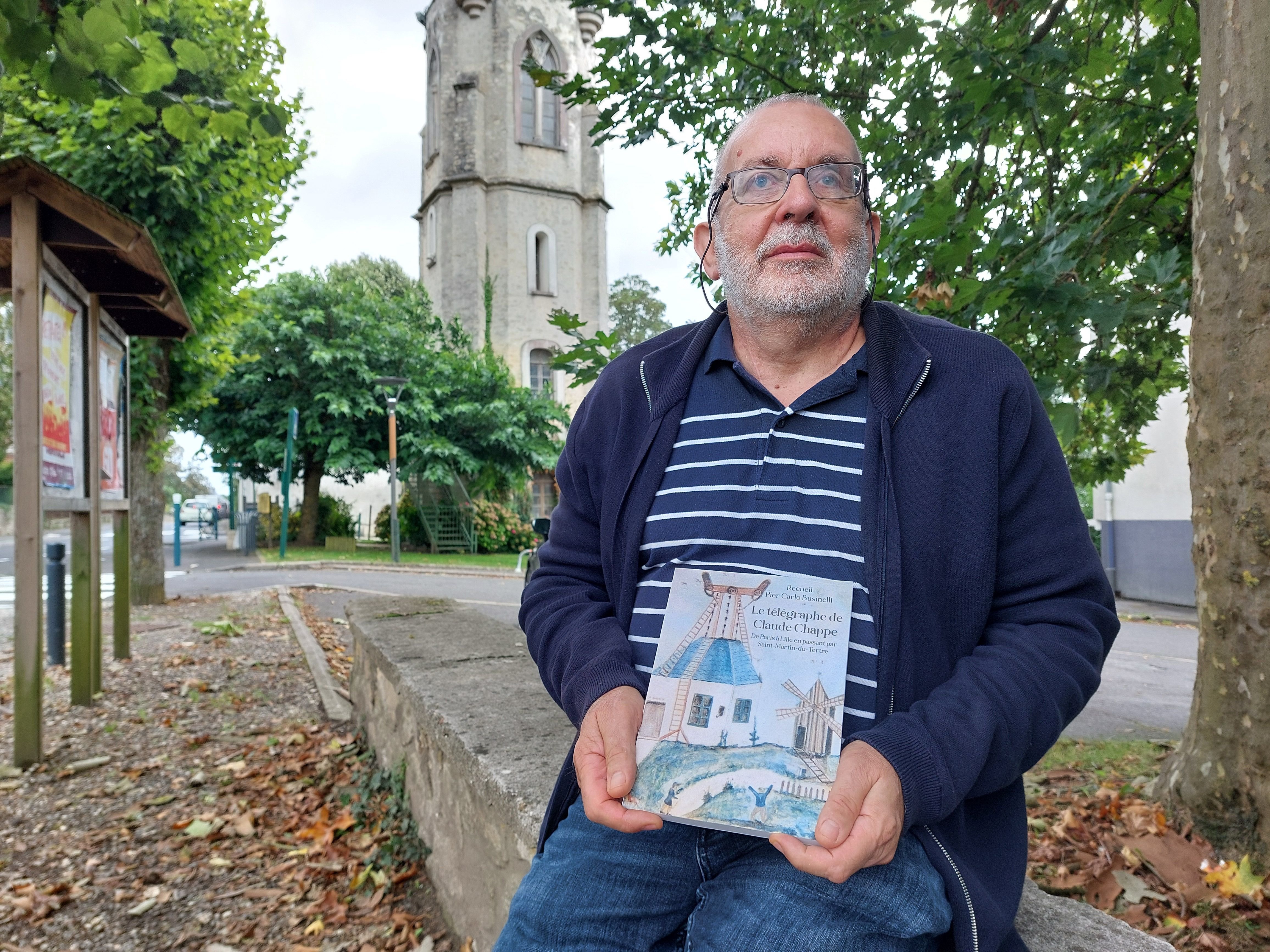 Saint-Martin-du-Tertre, lundi. Pier Carlo Businelli est l'auteur de ce livre « Le Télégraphe de Claude Chappe, de Paris à Lille en passant par Saint-Martin-du-Tertre ». LP/Thibault Chaffotte