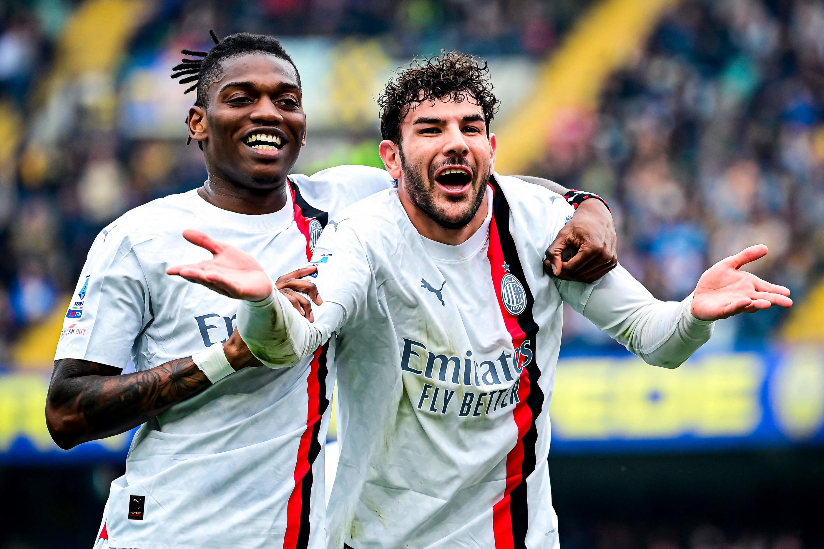 Theo Hernandez (R) a célébré son but en solitaire avec Rafael Leao. (Piero CRUCIATTI / AFP)