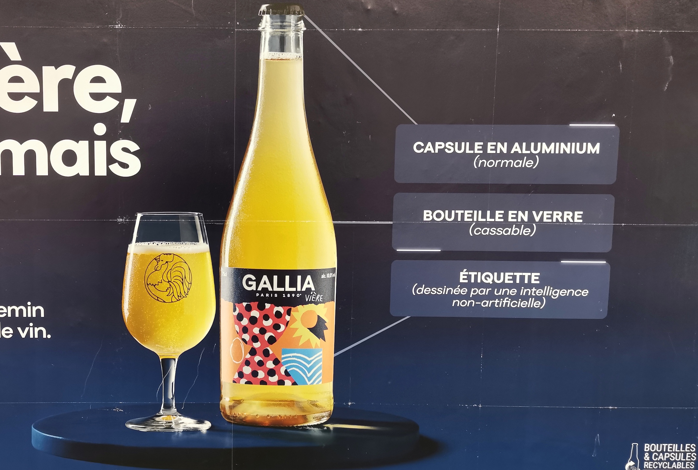Visible partout en France, la dernière publicité de Gallia (propriété de Heineken) revendique avec « second degré » une étiquette « dessinée par une intelligence non artificielle », surfant sur le sujet de controverse du moment. LP/A.H.