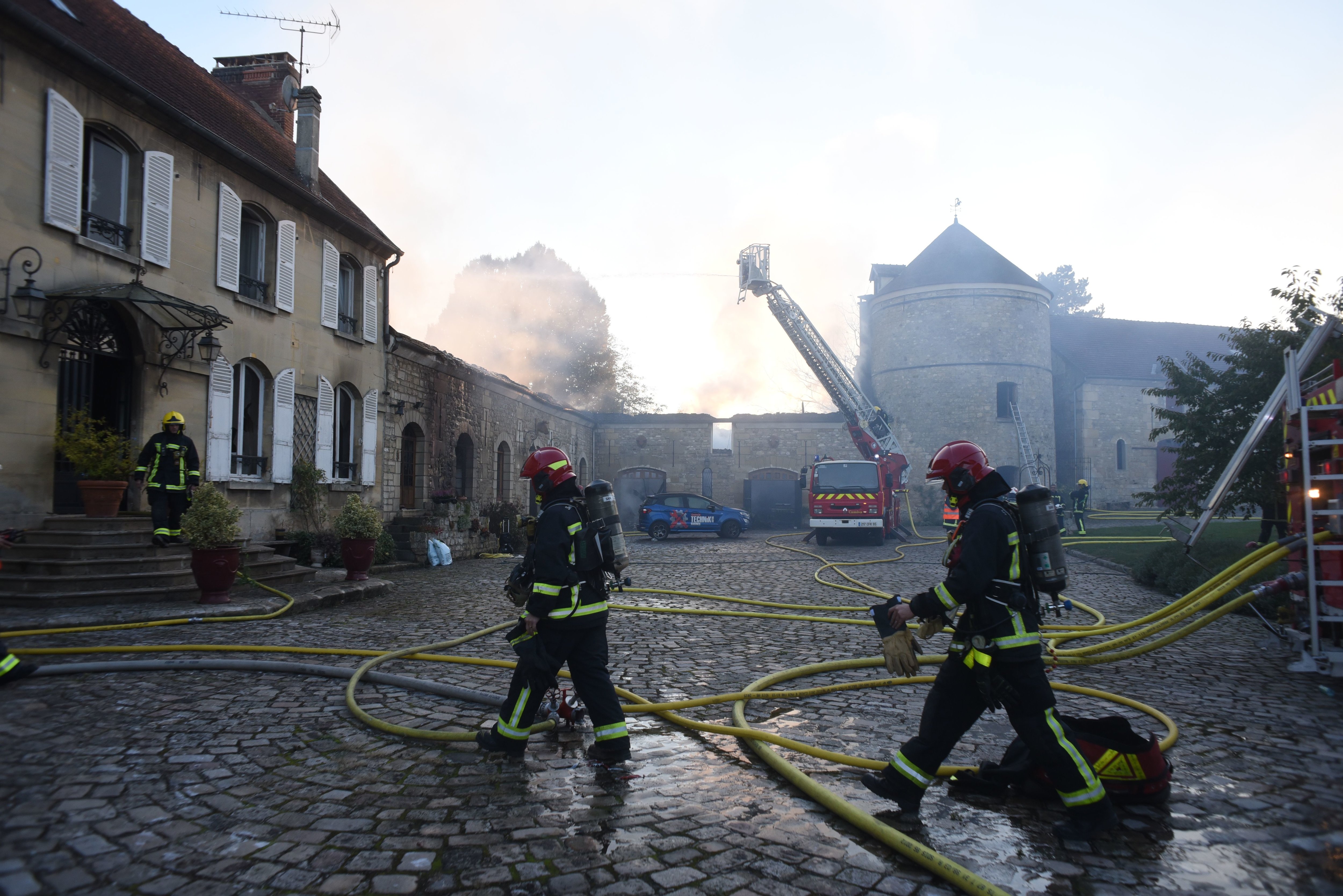 Le manoir des Chevaliers, au Perchay, construit en 1160, a été la cible d'un incendie volontaire en octobre 2022. Quatre-vingt-quatre pompiers ont été mobilisés, pour une intervention estimée à 36 000 euros. LP/Fr.N.