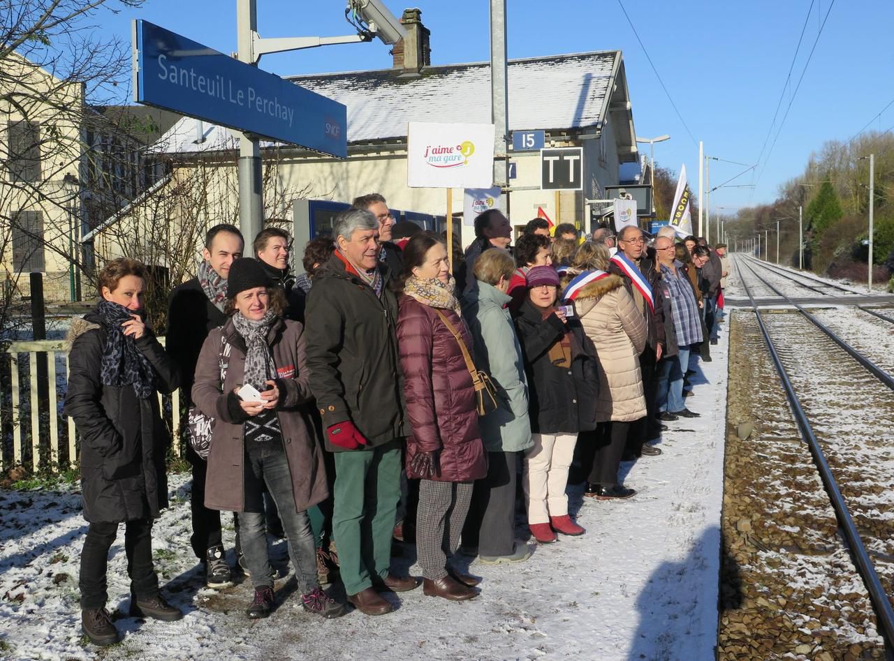 <b></b> Santeuil, ce samedi. Des habitants du Vexin et des élus manifestent à la gare de Santeuil contre le nouvelle grille horaire de la SNCF qui prévoit la suppression de certains arrêts de la ligne J. 