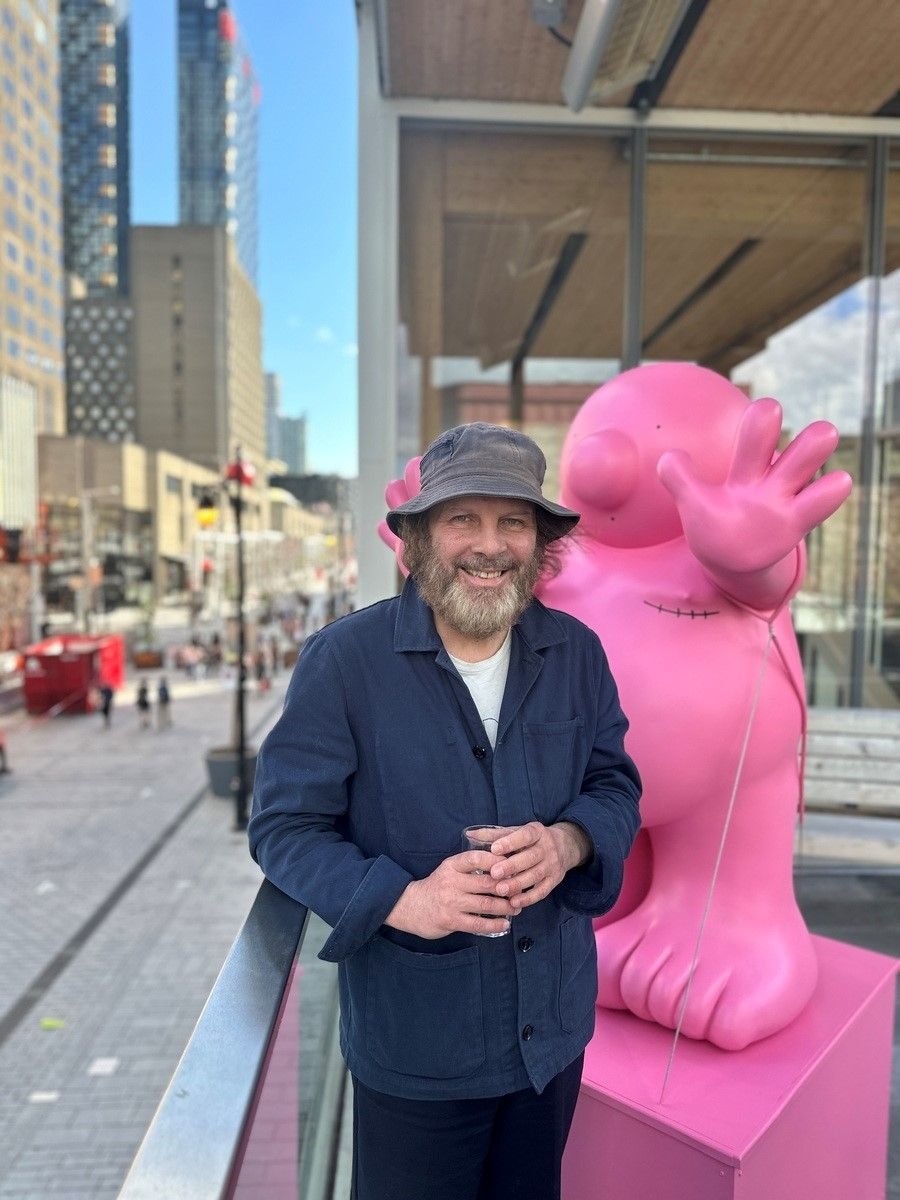 Philippe Katerine devant une de ses sculptures de Monsieur Rose. Celui qui est proposé aux enchères samedi a été réalisée avec Jo Di Bona. Photo RentingArt.