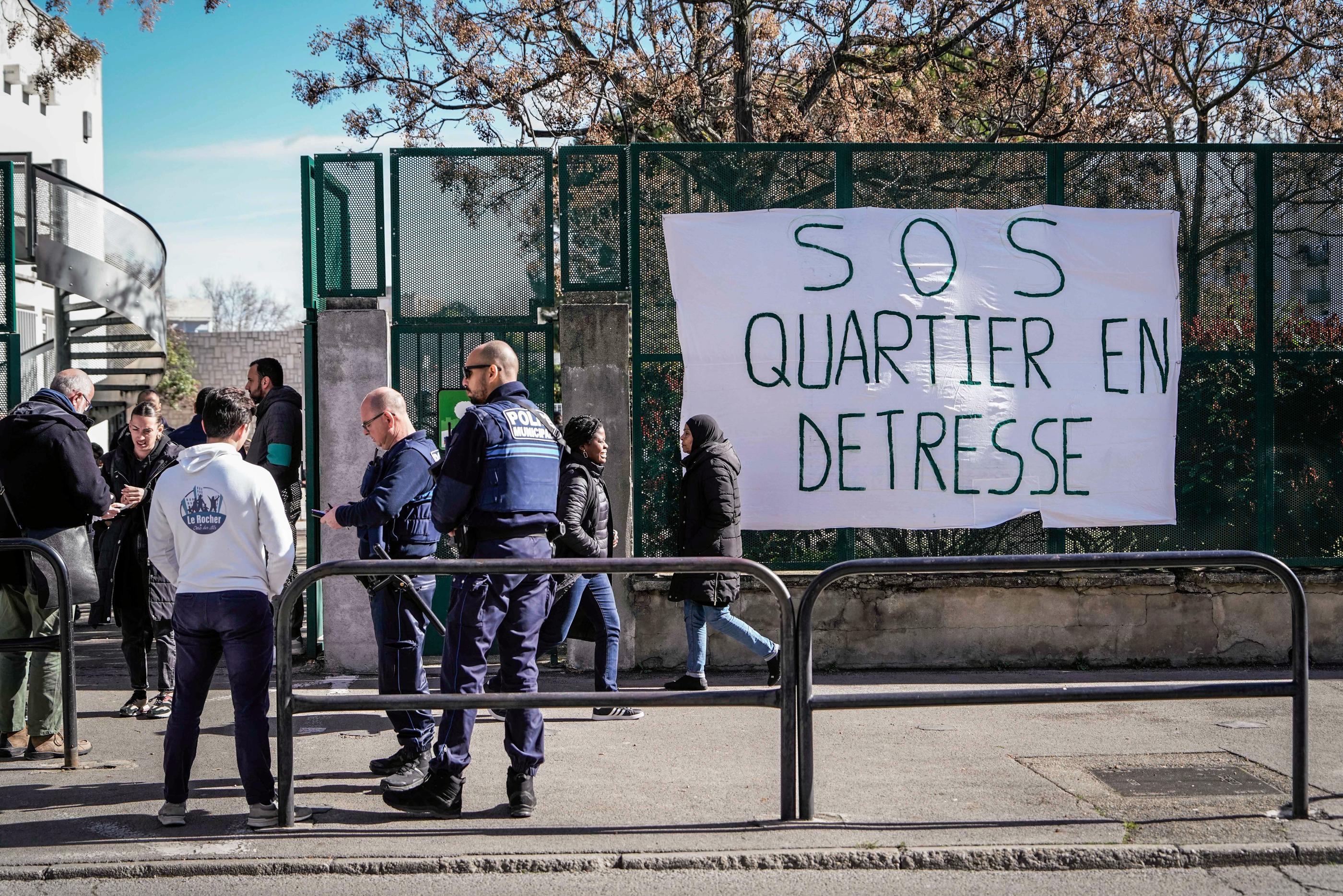 À Nîmes (Gard), le 1er mars, les parents d'élèves d'une école devant laquelle a eu lieu une fusillade en février, exprimaient leurs craintes au sujet de la sécurité. MaxPPP/Midi Libre/Mikaël Anisset