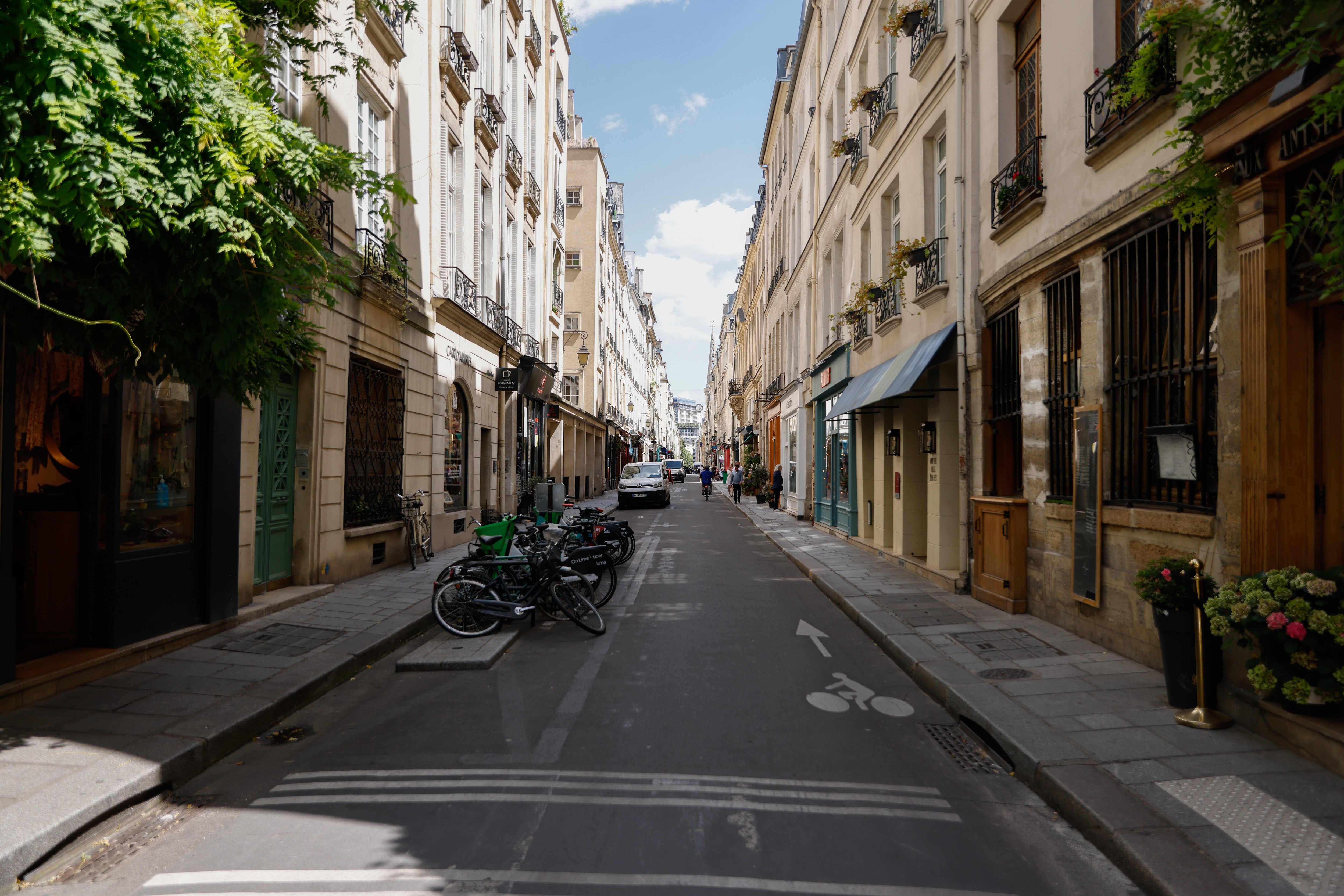 Rue Saint-Louis-en-l'Île (Paris IVe), le 2 juillet. Peu de clients, peu d'habitants, pas de circulation automobile… La semaine précédant la cérémonie d'ouverture s'annonce très calme. LP/Camille Thiébaud-Mathieu