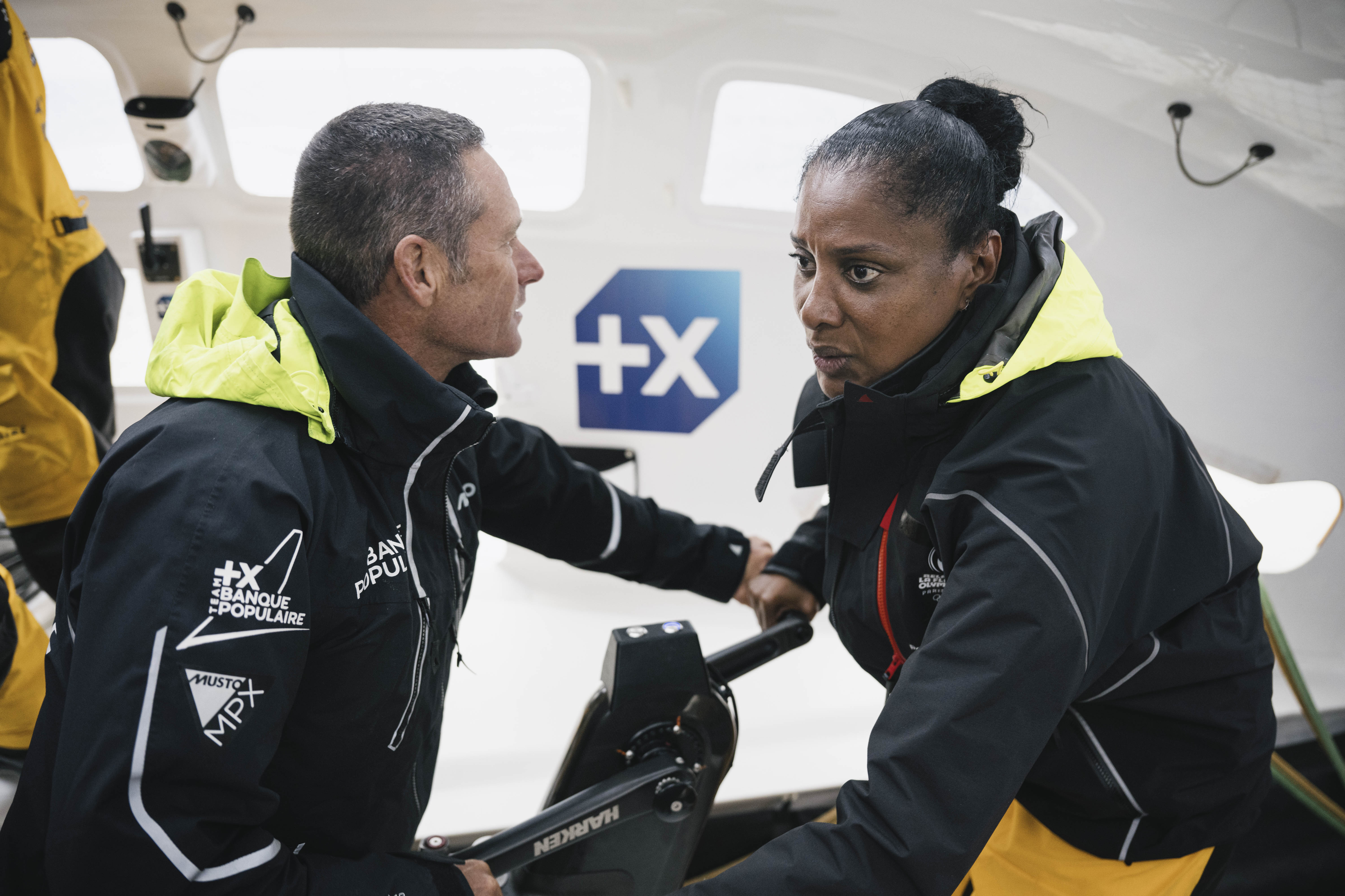 Marie-Jo Pérec participe activement à la vie du bateau. BPCE/Vincent Curutchet