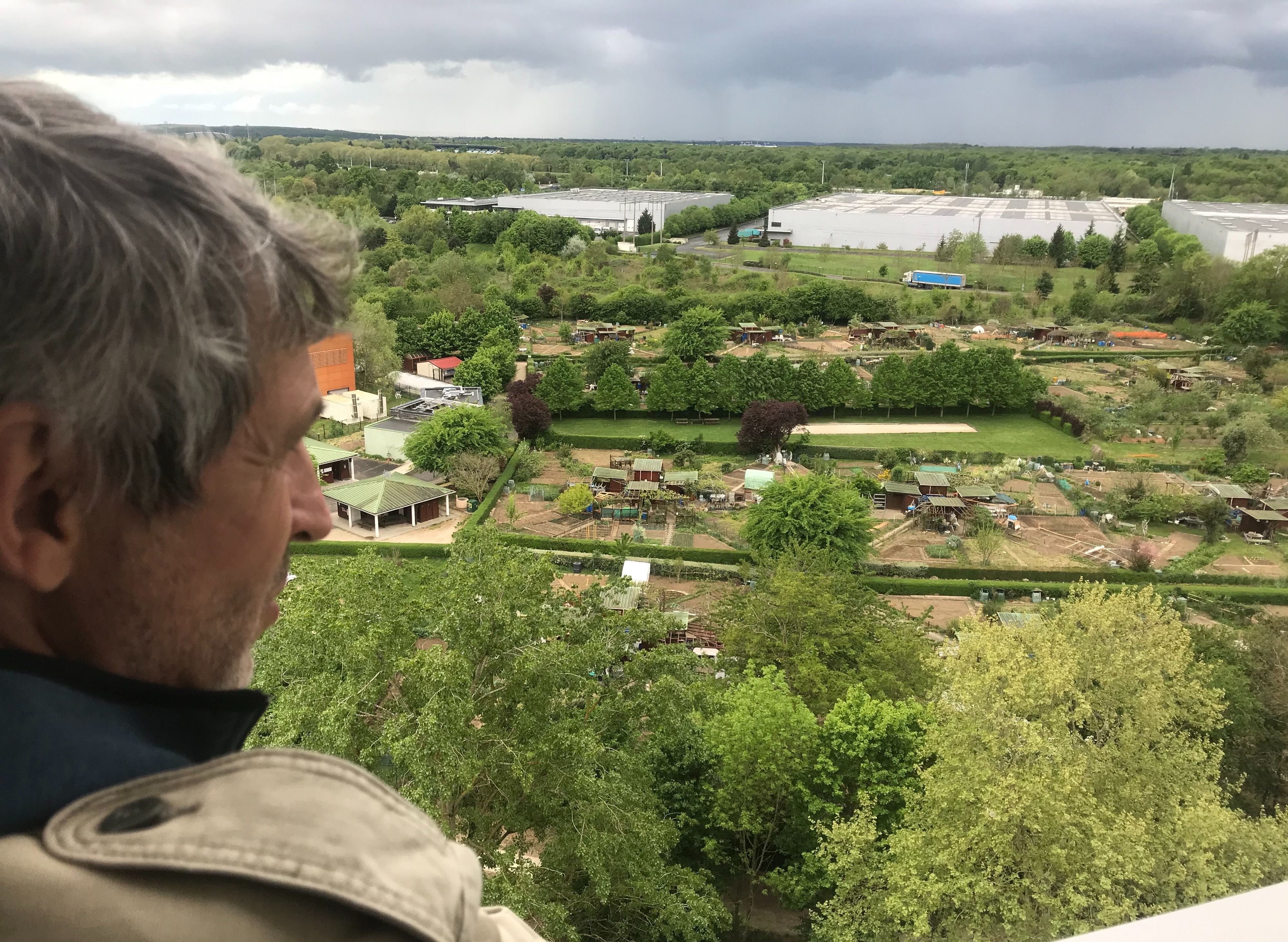 Rémi Courgeon, auteur-illustrateur, publie un livre de portraits sur les membres des jardins familiaux de Ris-Orangis, répartis sur sept hectares au cœur de cette ville de grande couronne de 30 000 habitants. DR