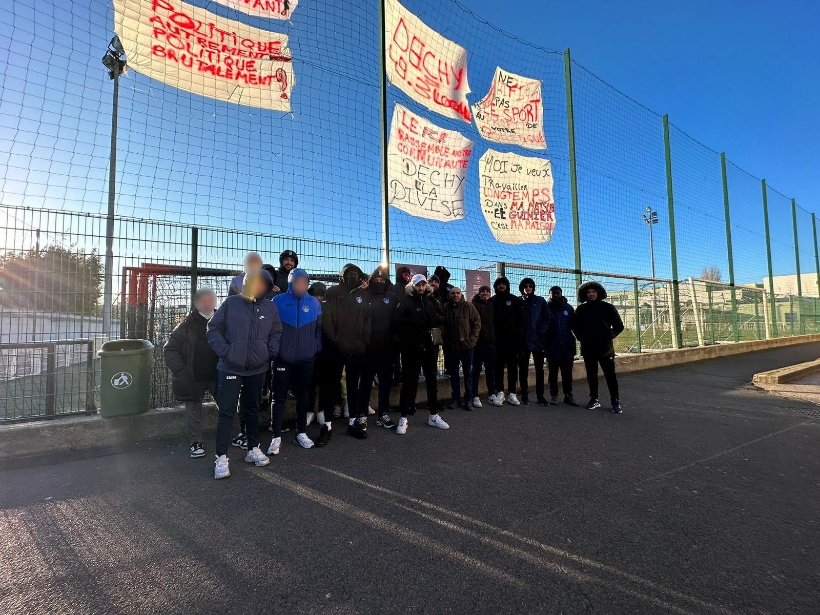 Romainville (Seine-Saint-Denis), ce lundi. Des membres du FC Romainville ont bloqué l'accès au stade Guimier afin d'empêcher l'intervention des employés de l'entreprise chargée des études géotechniques. LP/M.S.