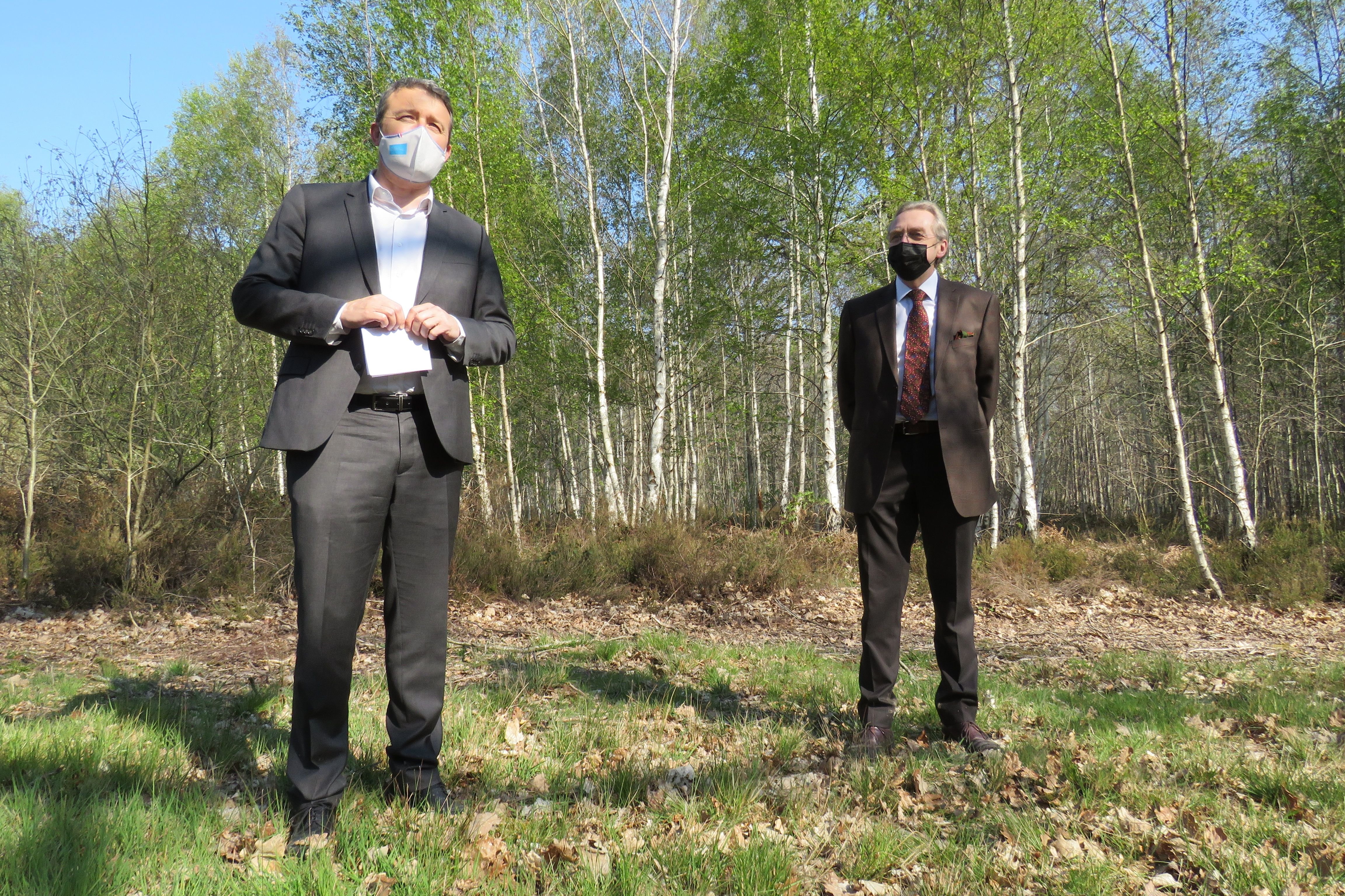 Auvernaux, mercredi 21 avril 2021. Le département de l'Essonne, représenté par son président François Durovray (à gauche), va acquérir les 225 hectares du bois des Montils. Un bois appartenait jusqu'à présent à la famille de Xavier Leroy (à droite). LP/Florian Garcia