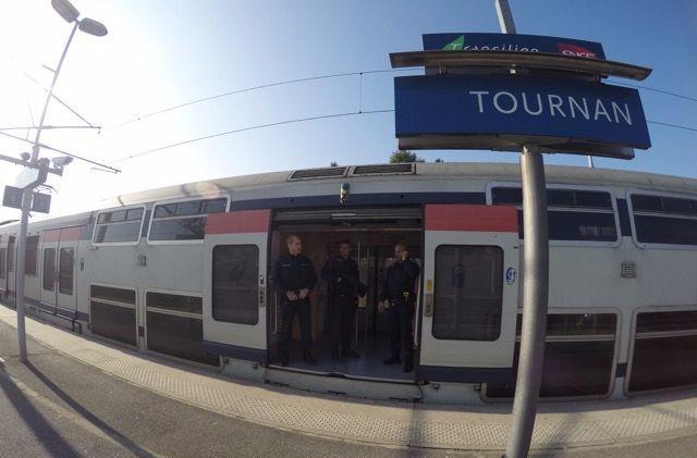 <b></b> Tournan-en-Brie. Les gendarmes de Melun patrouillent dans les gares et les rames du RER E et de la ligne P. 