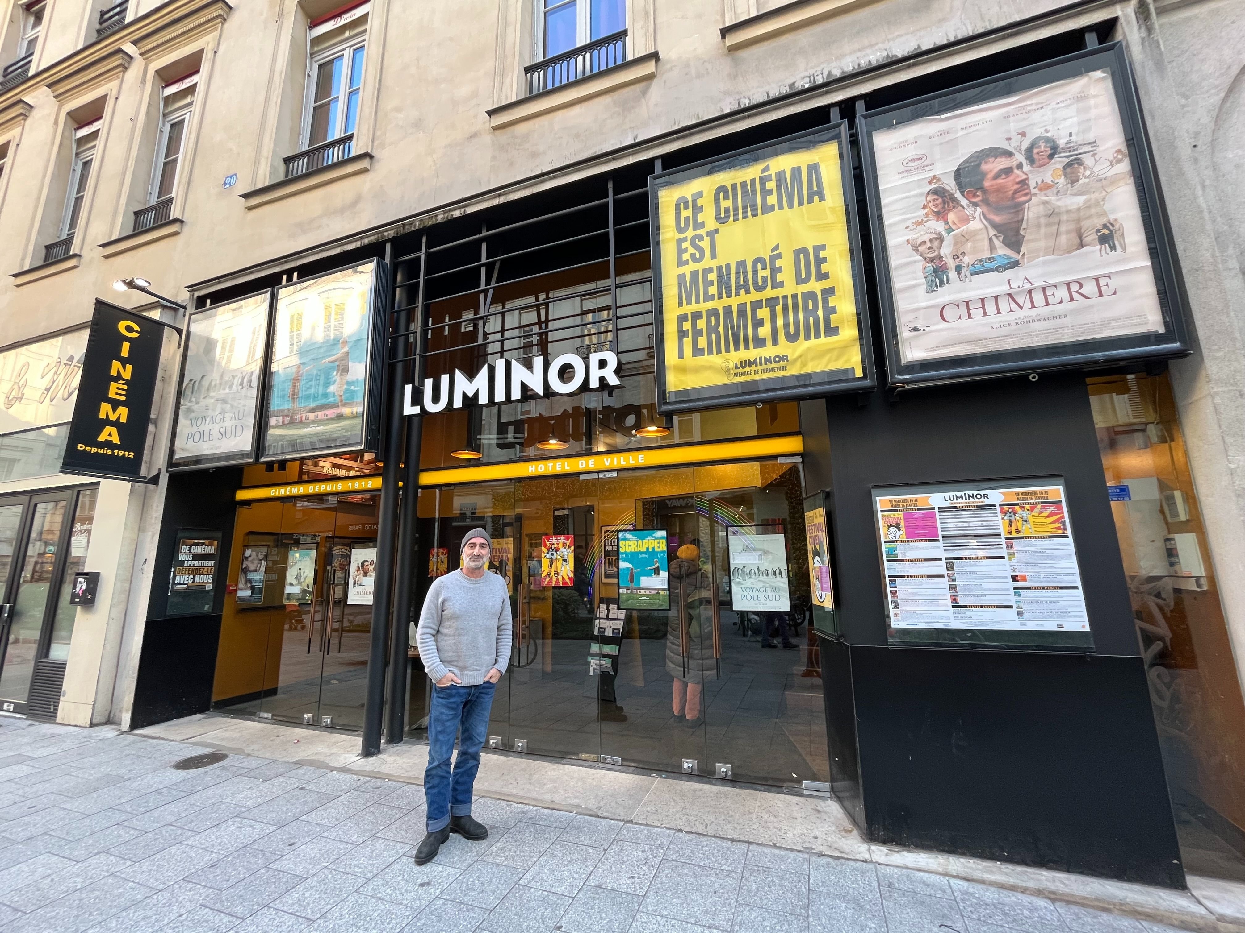 François Yon devant le cinéma qu'il exploite dans le Marais (IVe). Une affiche signalant la menace de fermeture est présente en permanence. LP/C.D.
