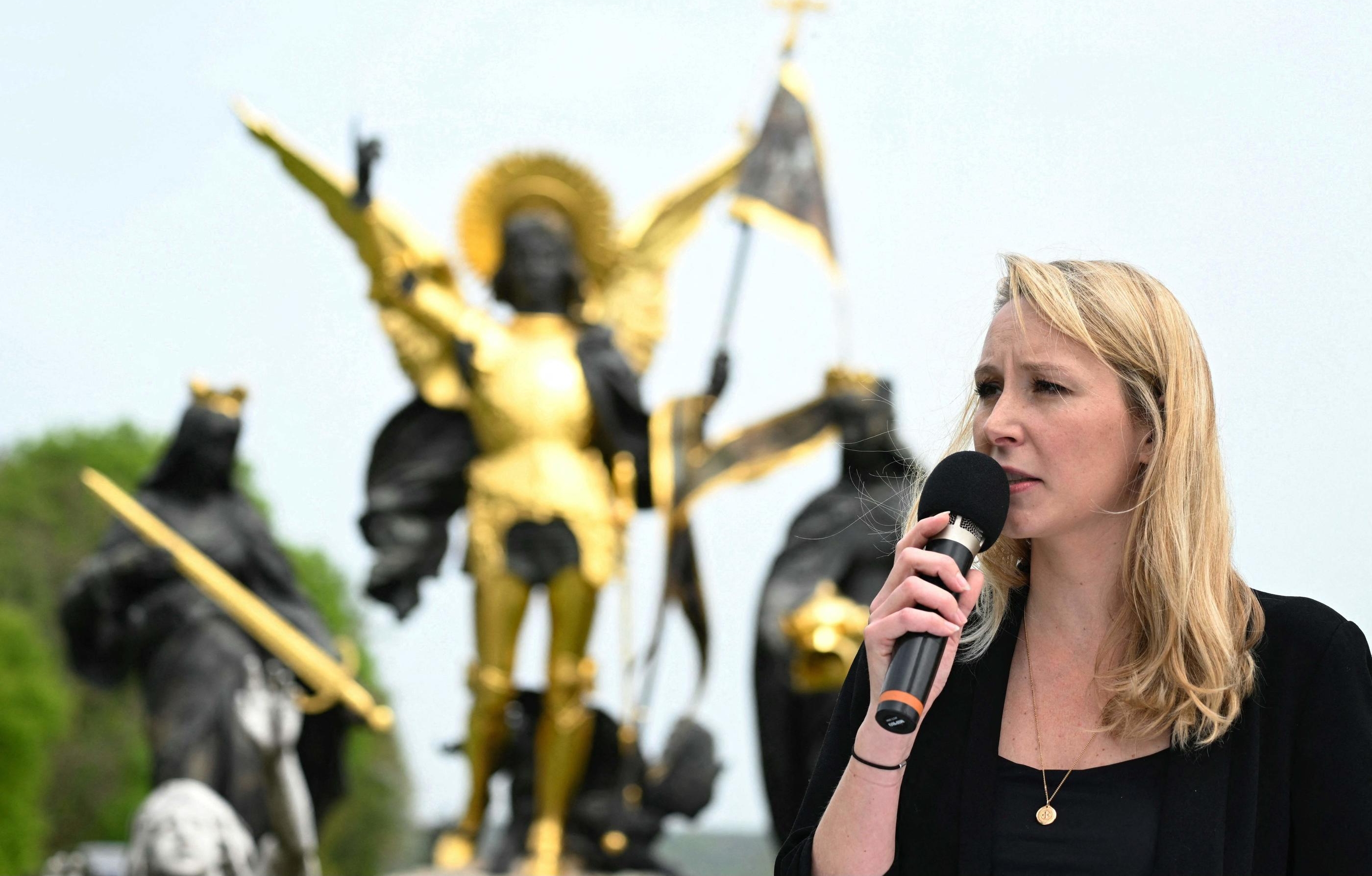 1er mai à Domremy-la-Pucelle (Vosges). Marion Maréchal a très symboliquement placé Evelyne Reybert, mère d'une victime d'attaque au couteau, comme dernier nom sur sa liste pour les européennes. AFP/Jean-Christophe Verhaegen