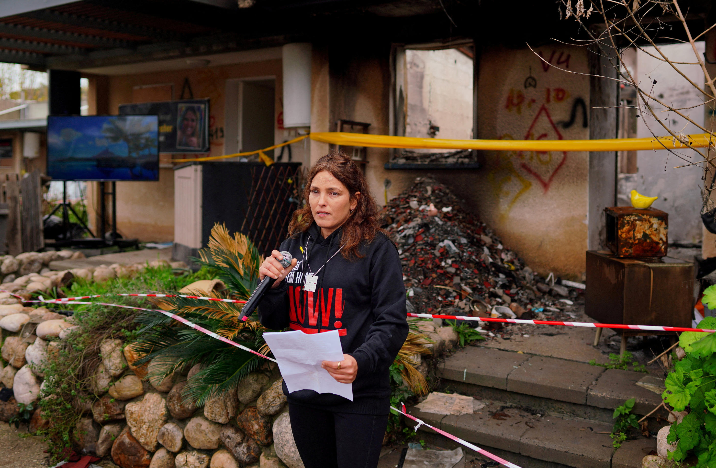 Amit Soussana avait pris la parole fin janvier devant son domicile de Kfar Aza, détruit et brûlé lors des attaques du 7 octobre. REUTERS/Alexandre Meneghini/File Photo