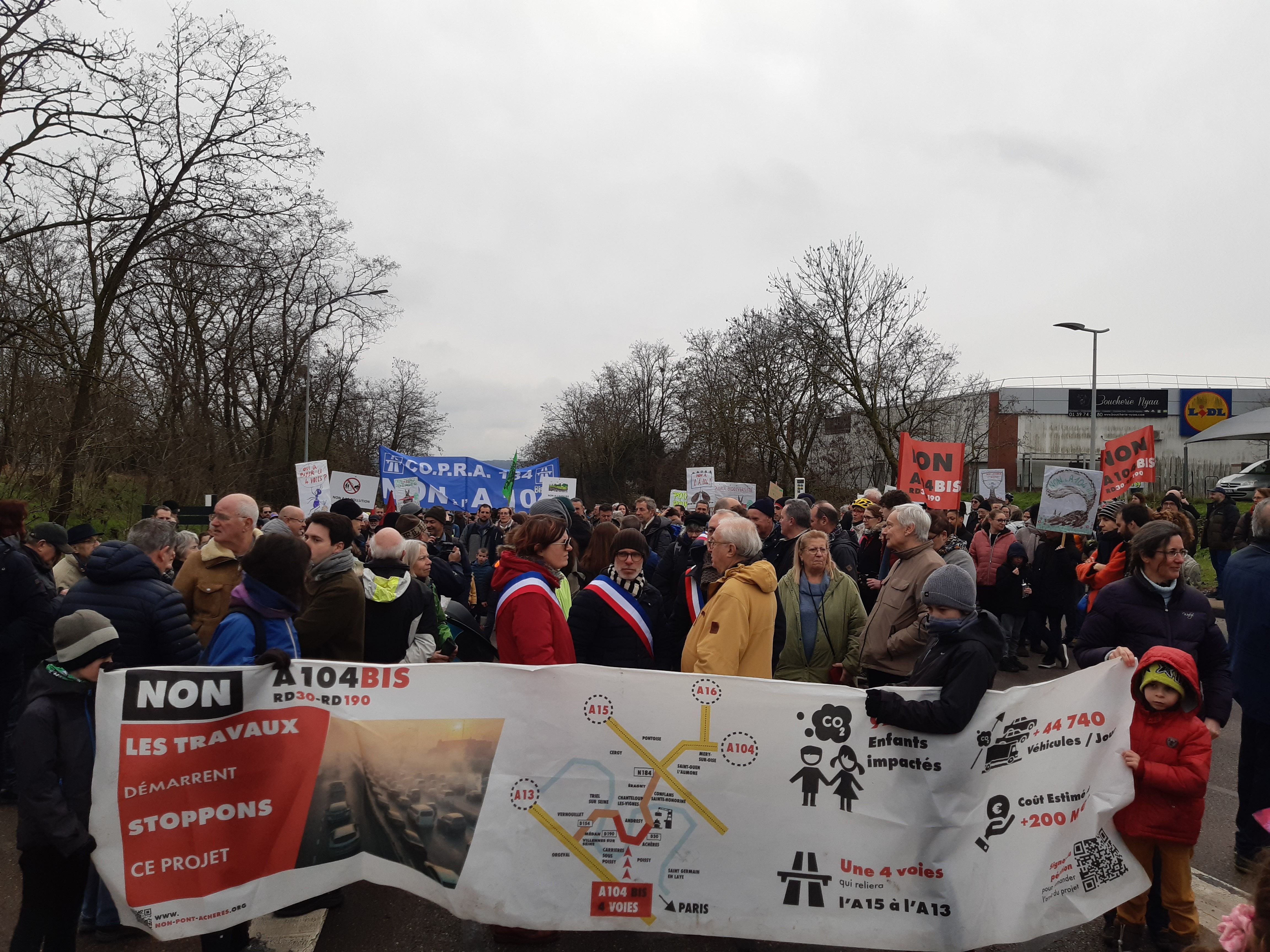 Carrières-sous-Poissy, dimanche 3 mars. Plus de 300 personnes ont rallié l'Ile de la dérivation depuis Andrésy pour dire non au projet du pont d'Achères. Ils ont été rejoints par des élus du Val-d'Oise. LP/Véronique Beaugrand