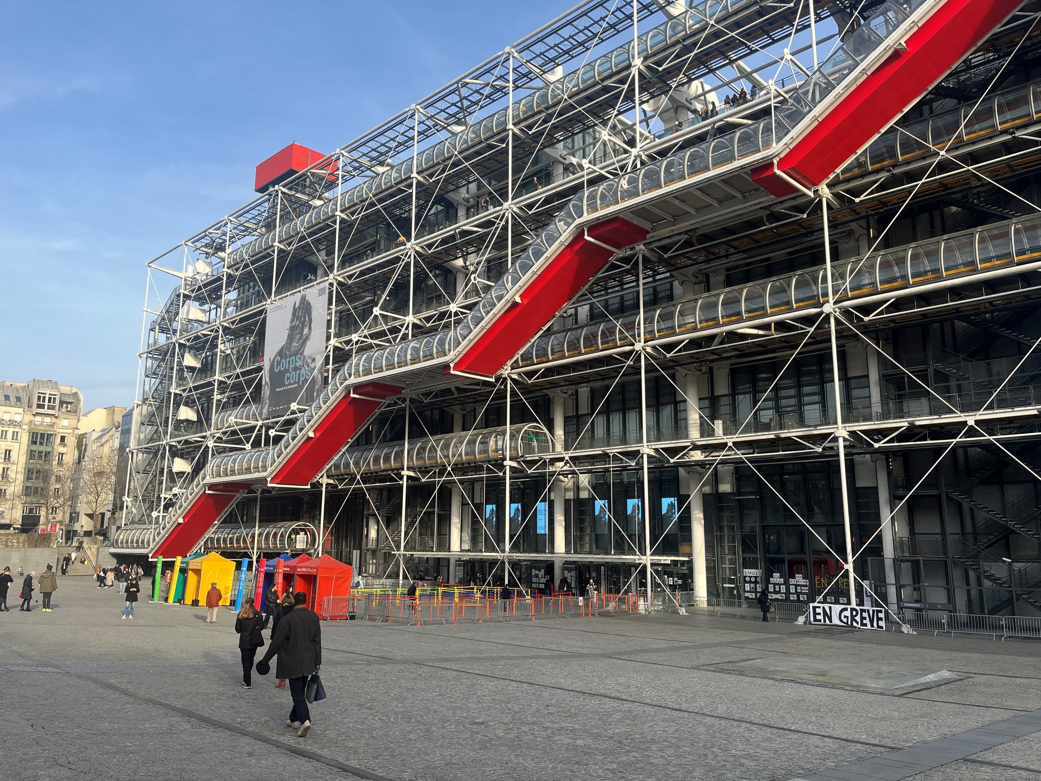 Centre Pompidou à Paris (IVe), le 29 janvier 2024. Si le mouvement social a officiellement pris fin ce lundi à Beaubourg, les panneaux en grève étaient toujours visibles sur la façade. LP/Elie Julien