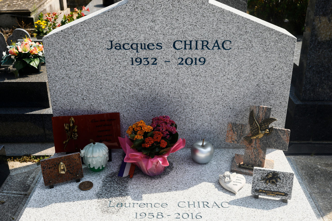 Alors qu'elle se recueille au cimetière, un monument funéraire lui tombe  dessus