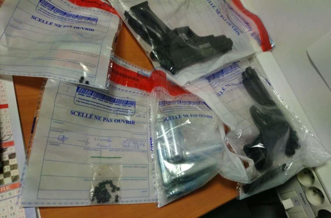 <b></b> Chailly-en-Bière, samedi dernier. Au domicile d’un suspect, les gendarmes ont saisi deux pistolets Air soft, sur la photo, et 82 g de résine de cannabis.