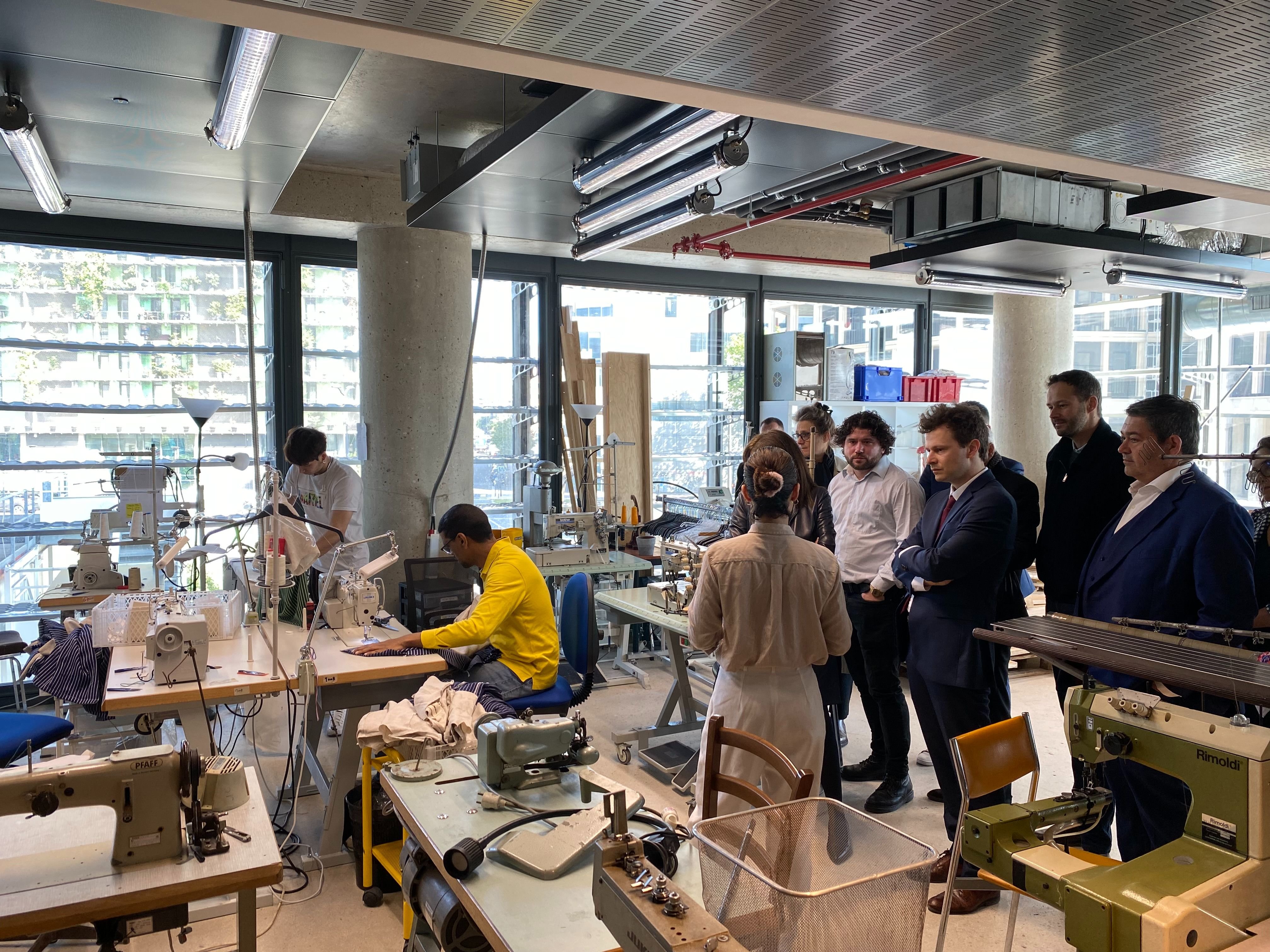 Paris (XIIIe), jeudi 25 mai. L'organisation de la manufacture Berlier, inaugurée officiellement par Anne Hidalgo, a été pensée pour reconstituer les maillons d’une chaîne de production classique. LP/A.C.