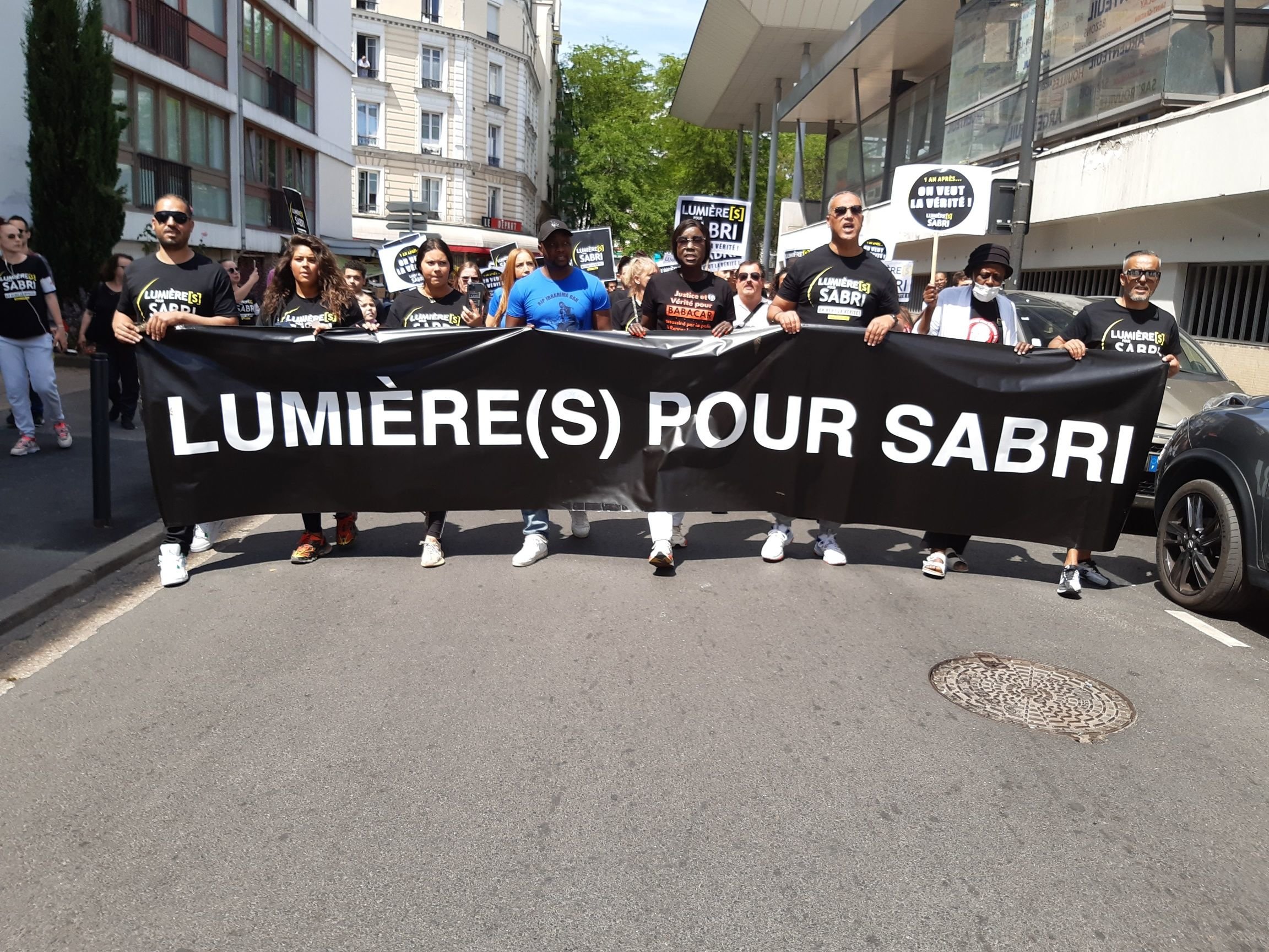 Argenteuil (Val-d'Oise) ce samedi. Une centaine de personnes ont participé à la marche organisée en hommage à Sabri, jeune homme de 18 ans décédé en 2020 au guidon de sa moto. LP/Christophe Lefèvre