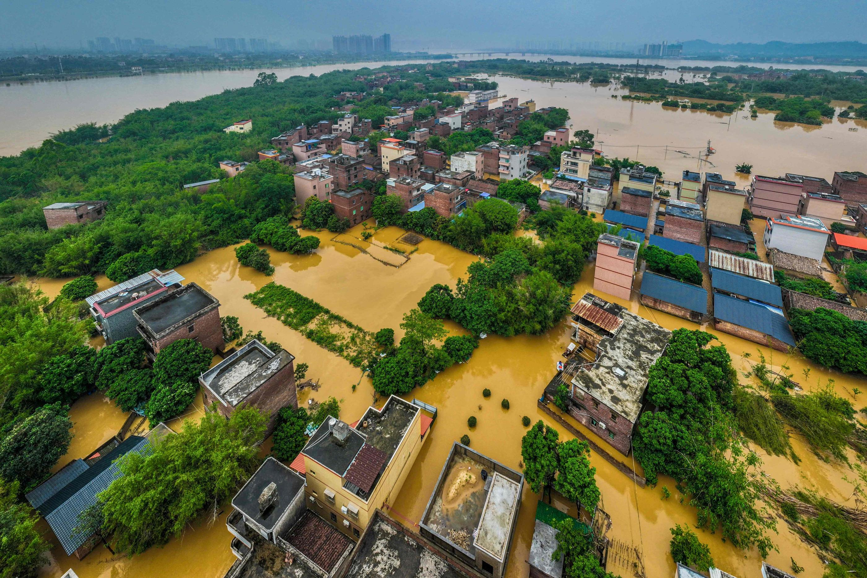 Qingyuan (Chine), lundi. Ce quartier est complètement inondé en raison des intempéries. AFP