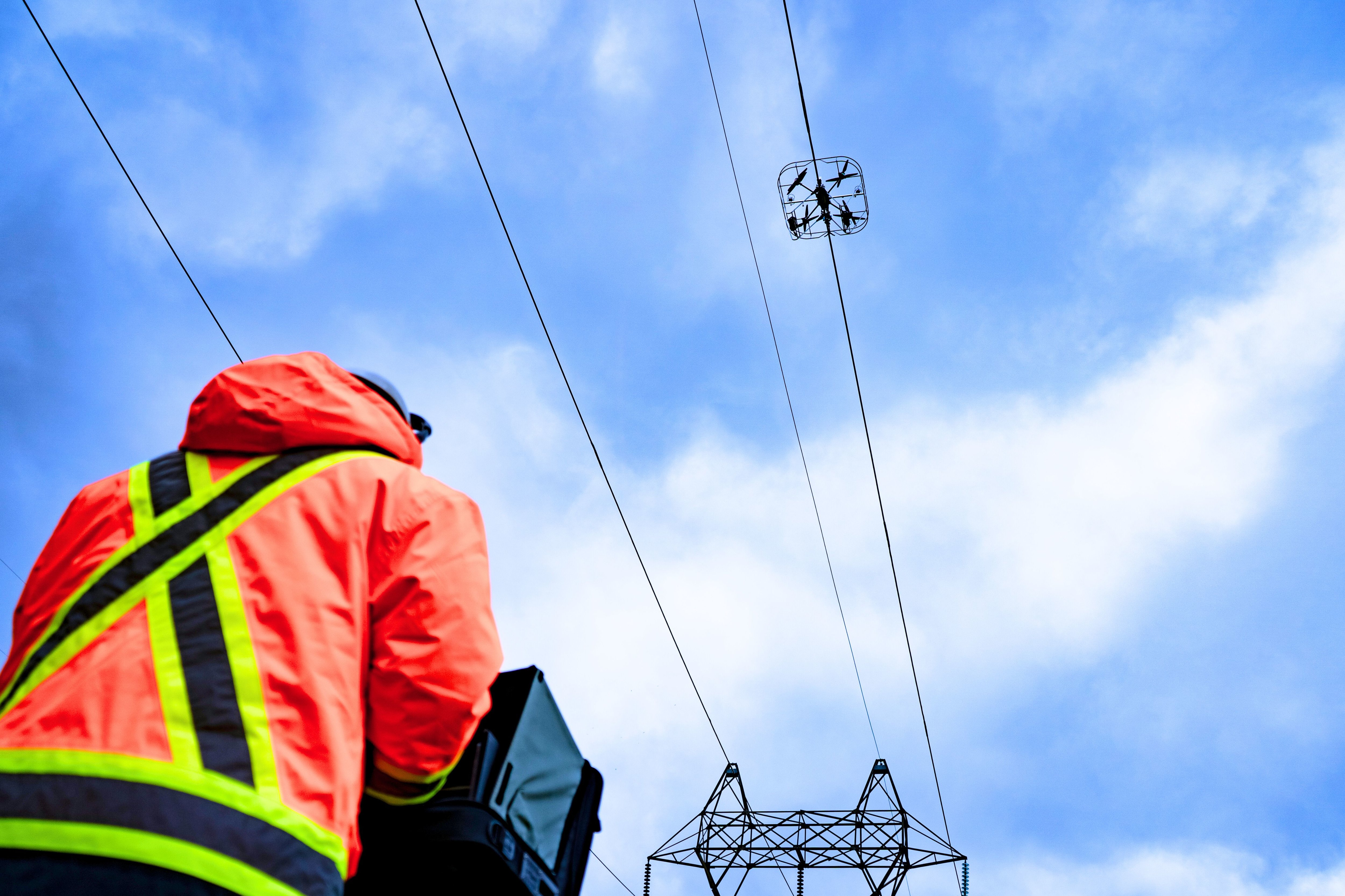 La société Drone Volt fabrique à Villepinte les premiers drones capables de se poser sur un câble électrique sous haute tension, jusqu'à 315 000 volts. Photo Drone Volt