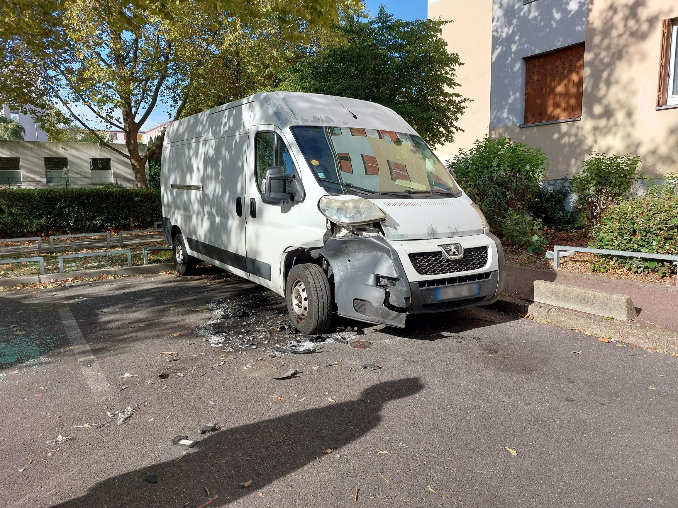 Le Blanc-Mesnil (Seine-Saint-Denis), mardi 17 octobre. Alcime W., 29 ans, a été abattu en bas de chez lui – rue Fernand-Léger –, alors qu'il était dans sa voiture. Il a terminé sa course contre ce fourgon quelques dizaines de mètres plus loin. LP/N.R.