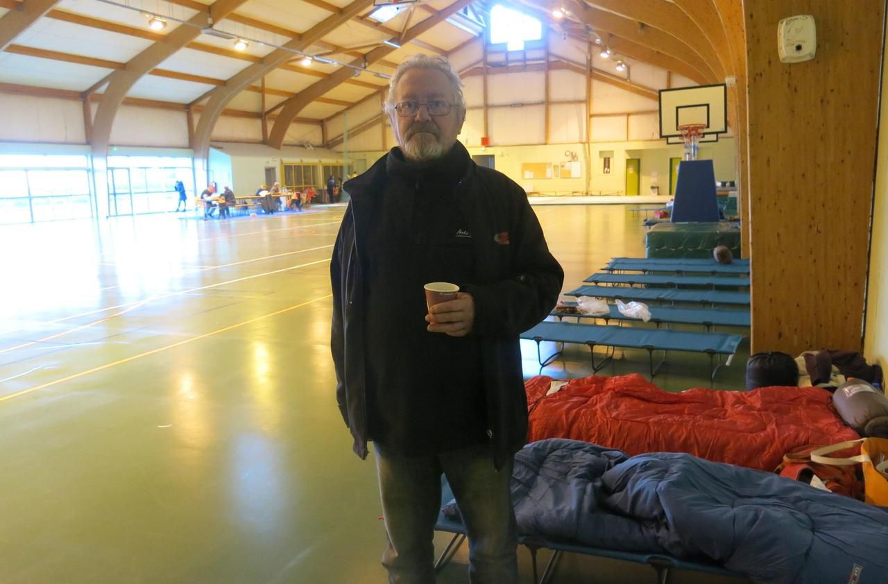 <b></b> Gouaix, ce jeudi. Les naufragés du camping de Gouaix-Hermé ont trouvé refuge au gymnase de Gouaix, comme Gilles, qui vit au camping depuis quatre mois.