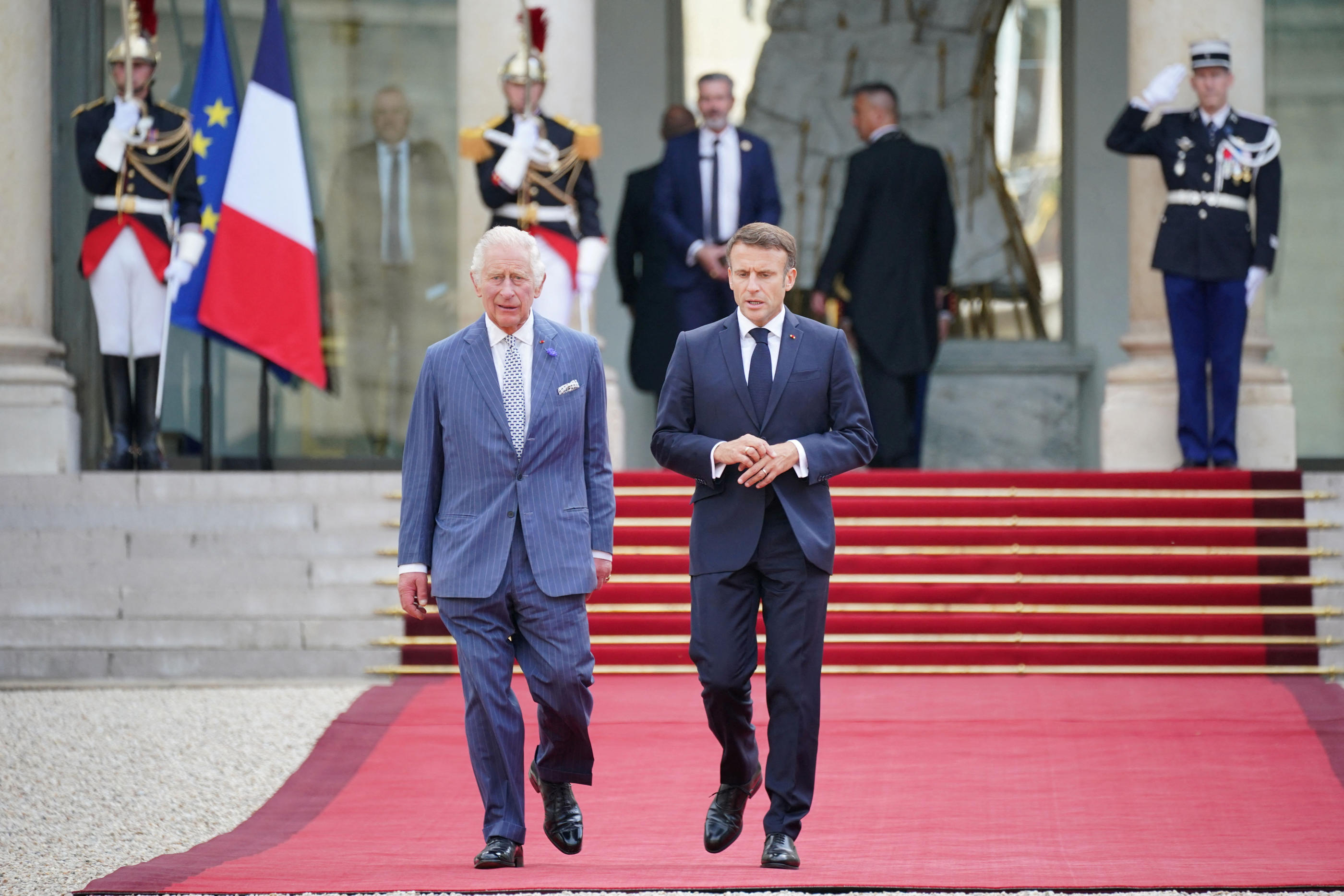 Le roi Charles III et Emmanuel Macron se sont entretenu une nouvelle fois à l'Elysée ce jeudi soir, de manière informelle. Yui Mok/ REUTERS