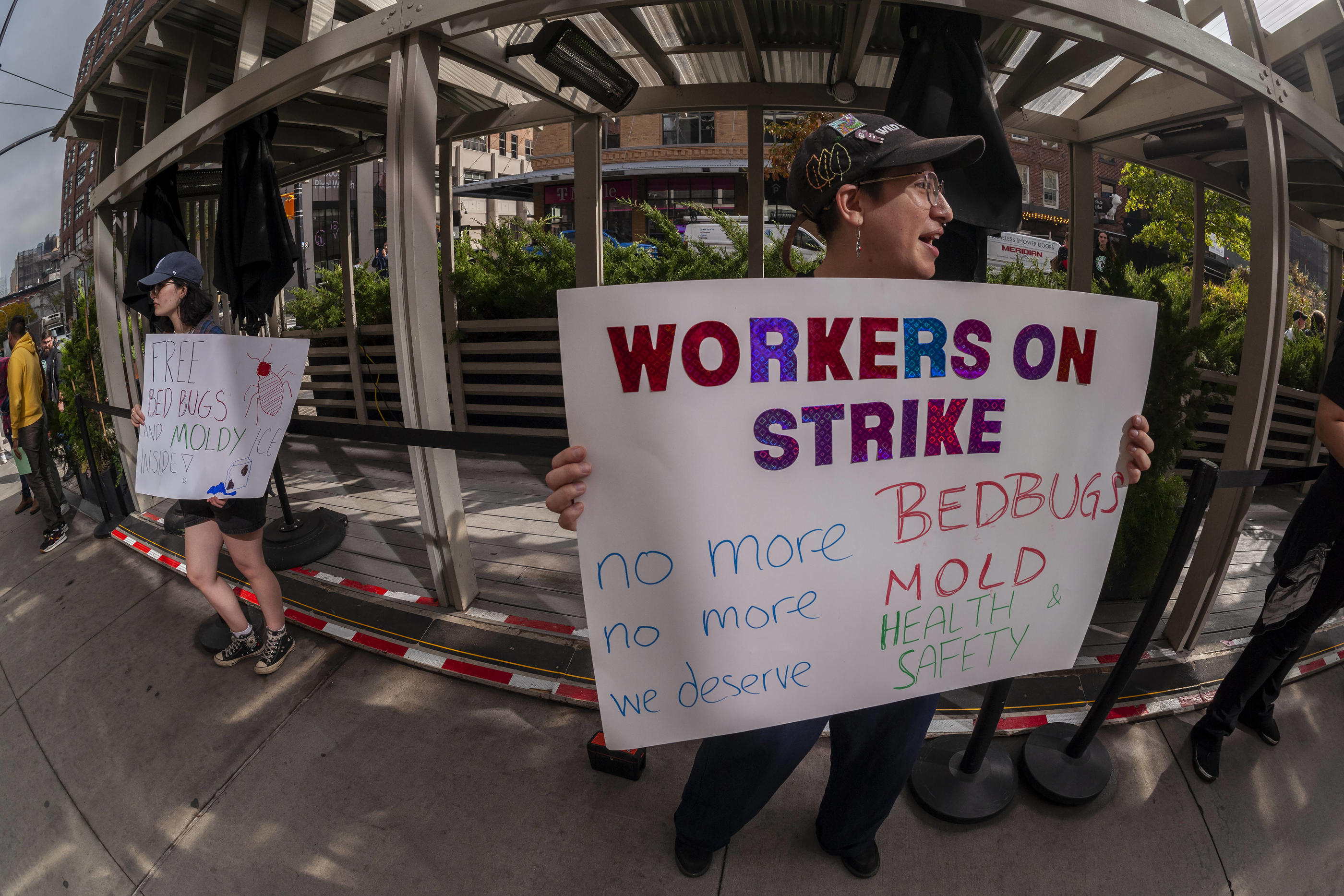 Restaurants (ici, des employés de Starbucks réclament des mesures sanitaires), hôtels, écoles, hôpitaux, cinémas, grands magasins… À New York, les punaises de lit contaminent tout. Richard B. Levine/Newscom/SIPA