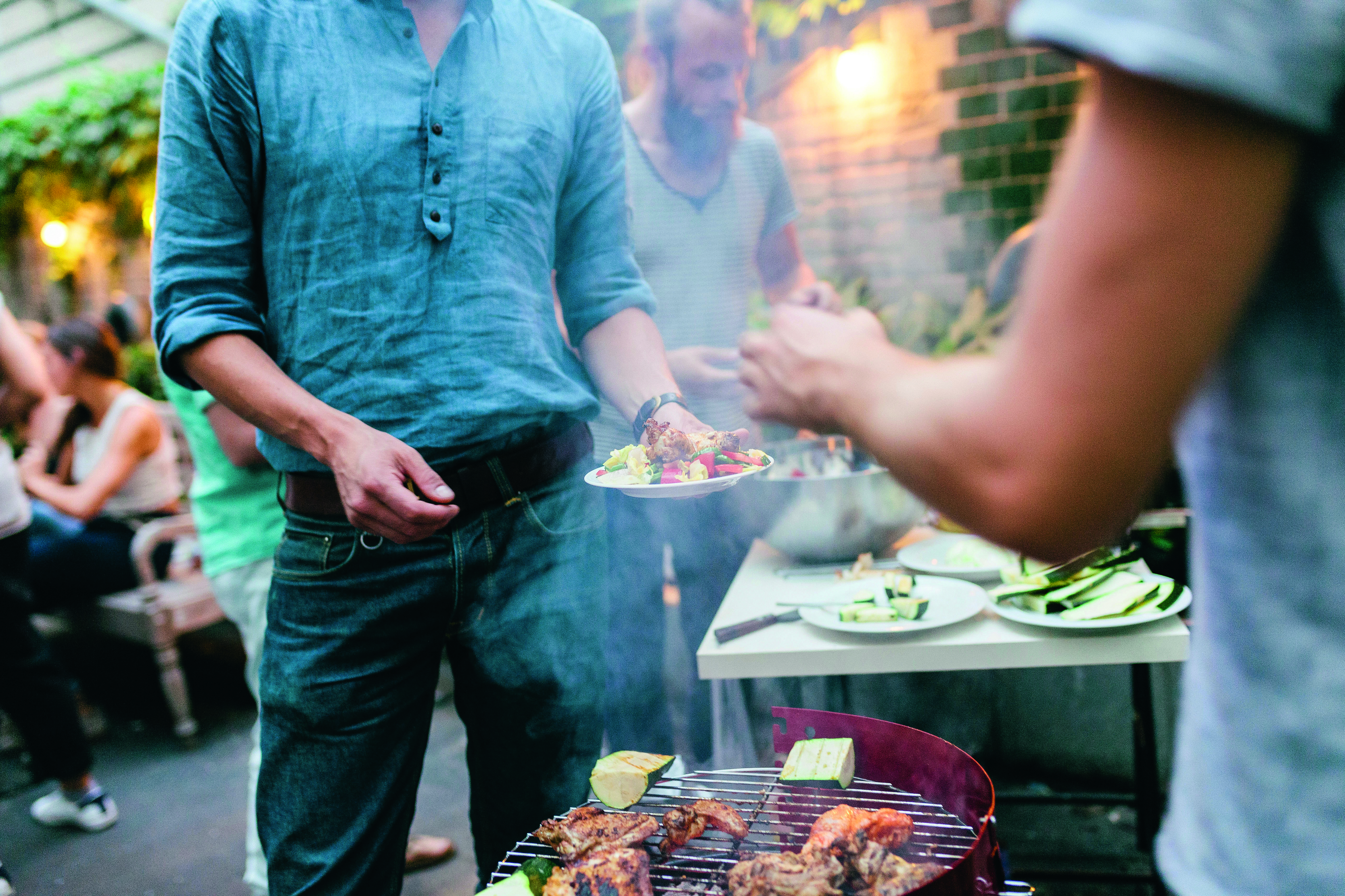 Le barbecue est « plus décontracté et convivial » qu’un repas en intérieur, selon 80 % des Français. GETTY