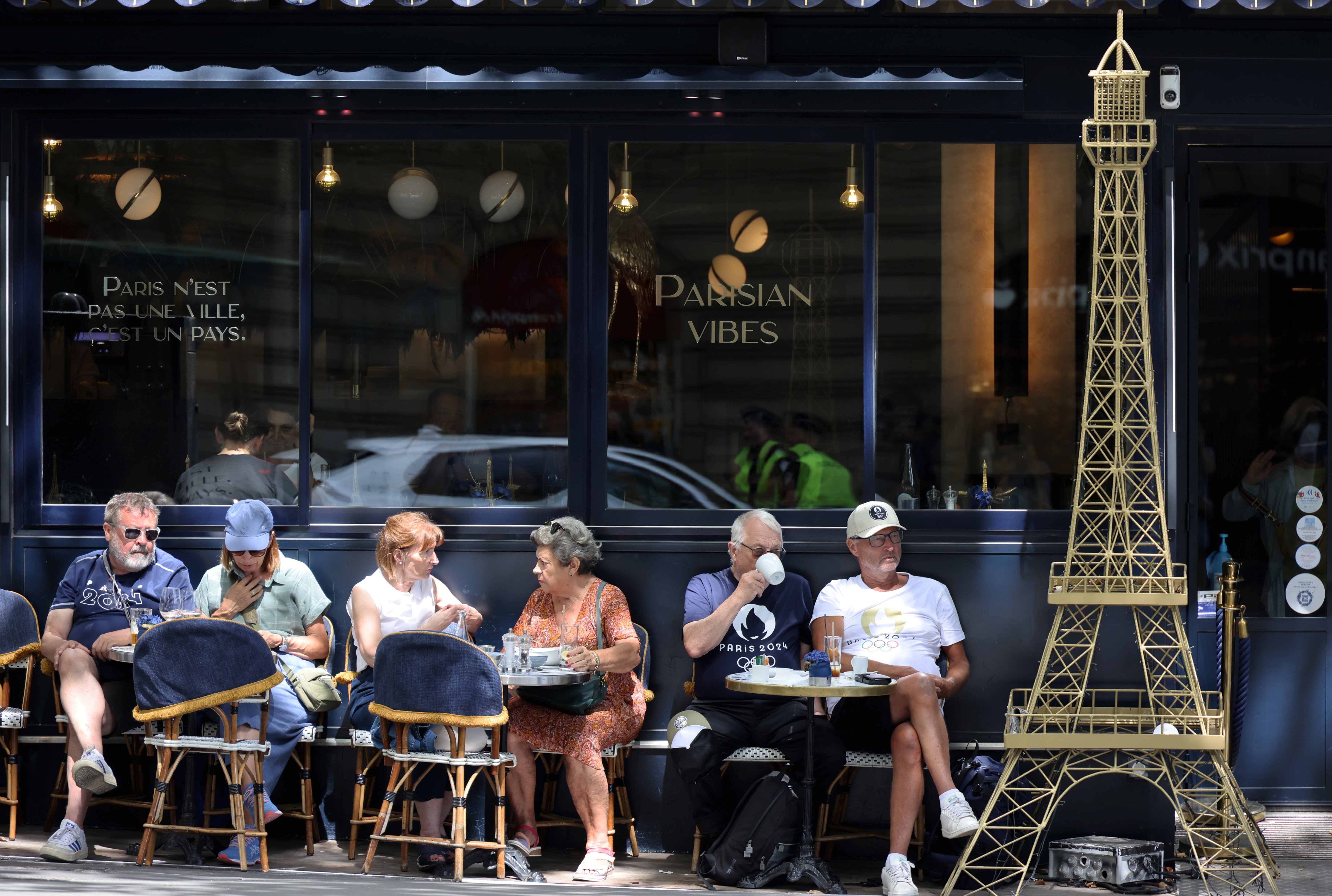 Paris, ce mercredi 7 août. À 3,30 euros l’expresso près de la tour Eiffel, on le savoure. Delphine Goldsztejn